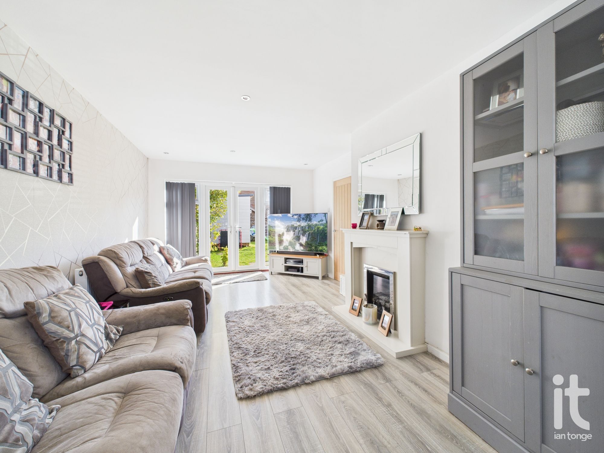 3 bedroom detached house For Sale in Stockport - Photograph 4.