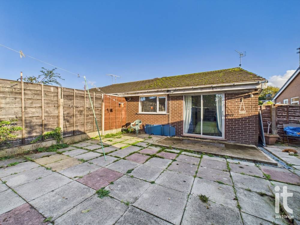 2 bedroom semi-detached bungalow For Sale in Stockport - Photograph 8.