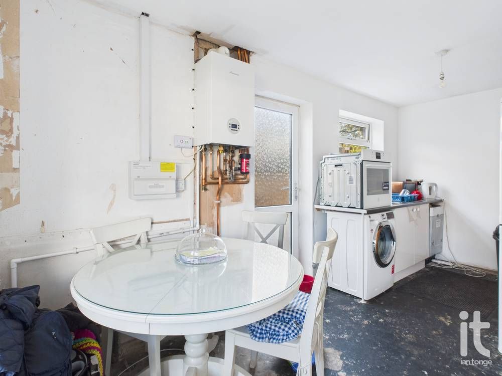 2 bedroom semi-detached bungalow For Sale in Stockport - Photograph 4.