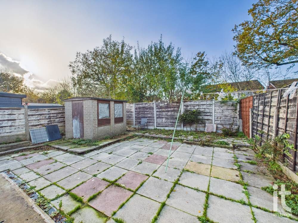 2 bedroom semi-detached bungalow For Sale in Stockport - Photograph 9.