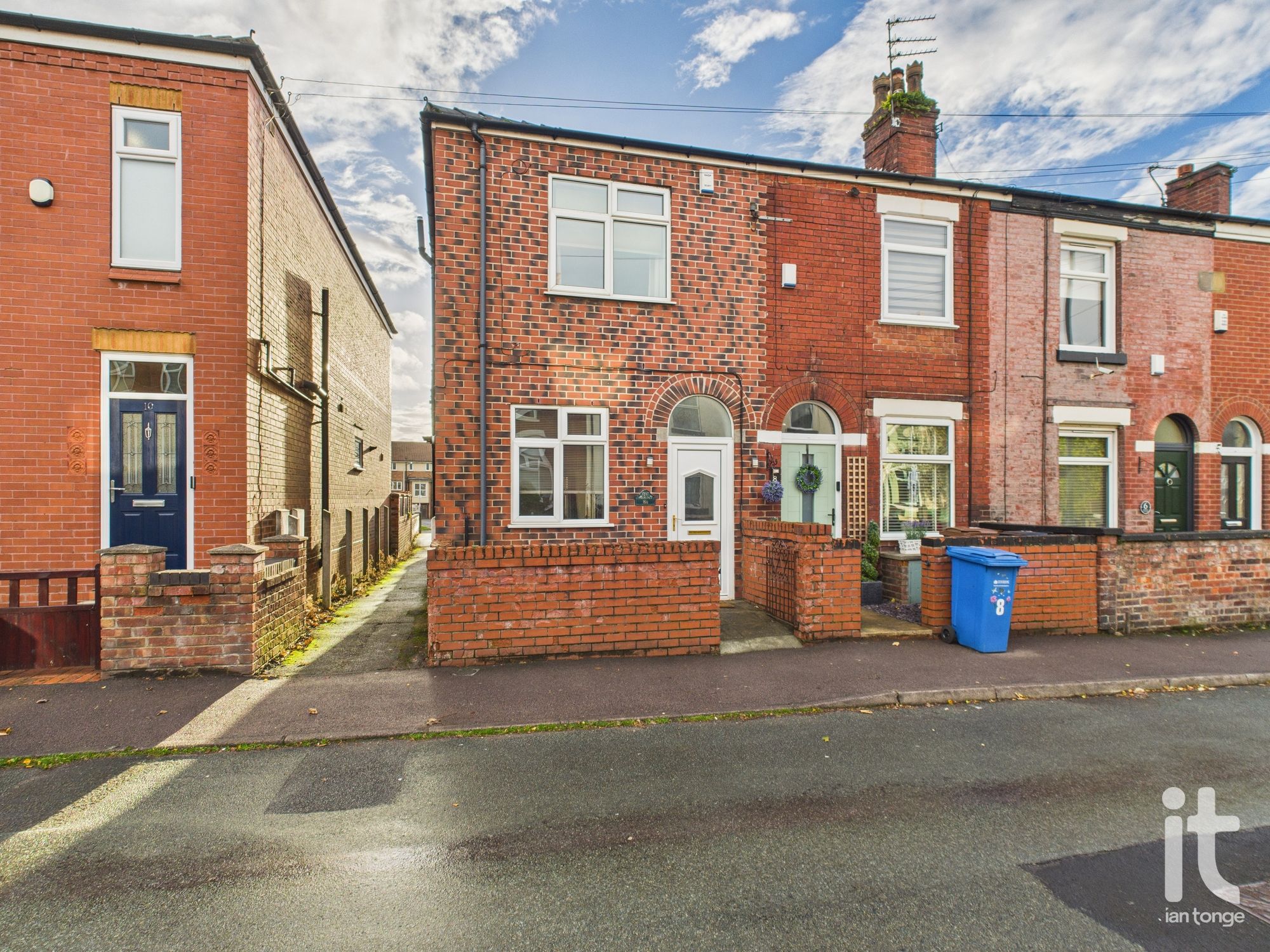 2 bedroom mid terraced house For Sale in Stockport - Photograph 1.
