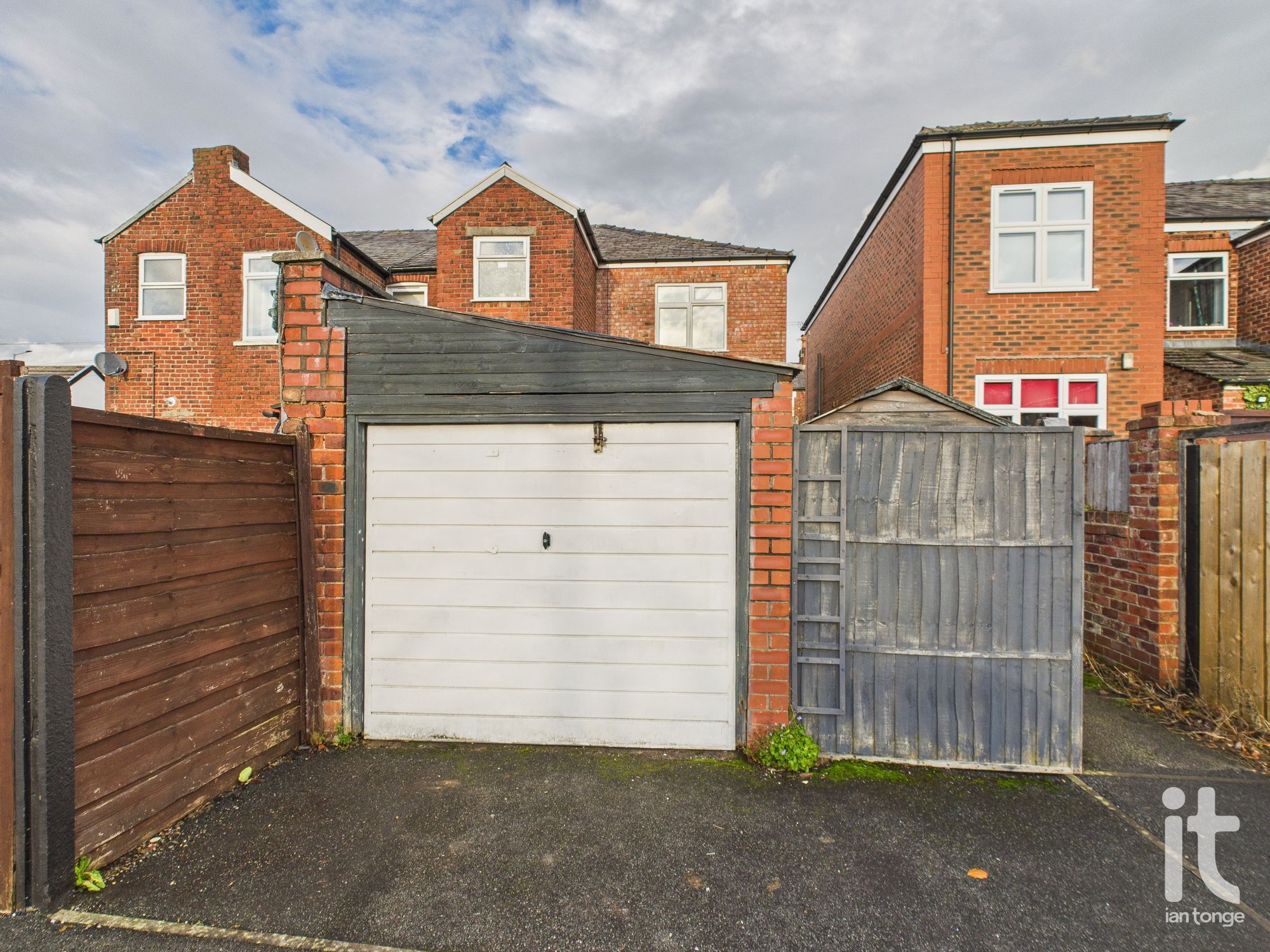2 bedroom mid terraced house For Sale in Stockport - Photograph 6.