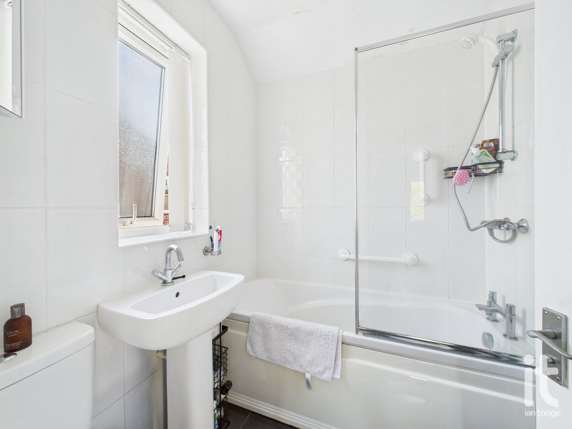 2 bedroom semi-detached house For Sale in Stockport - Photograph 11.