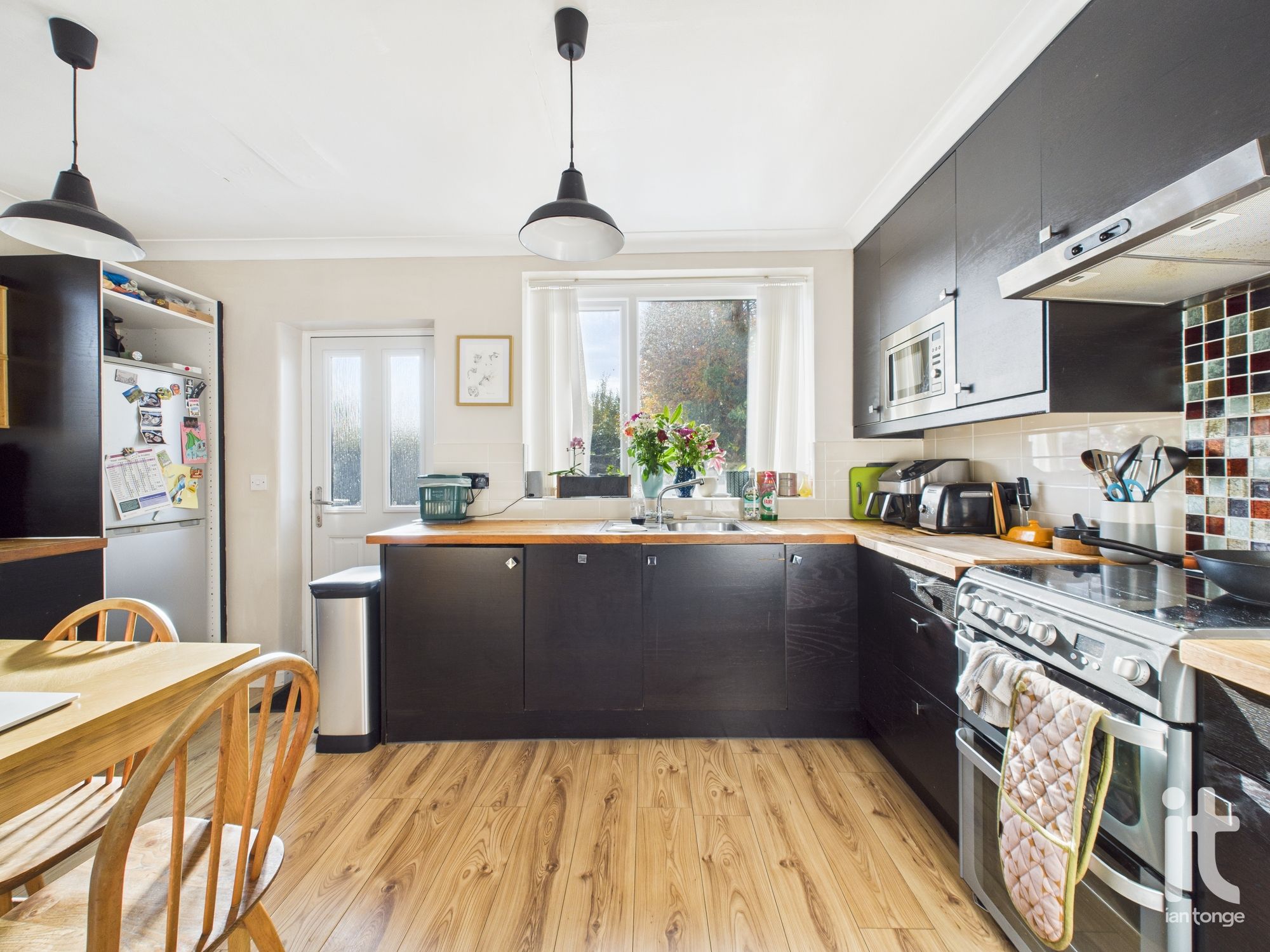 2 bedroom semi-detached house For Sale in Stockport - Property photograph.