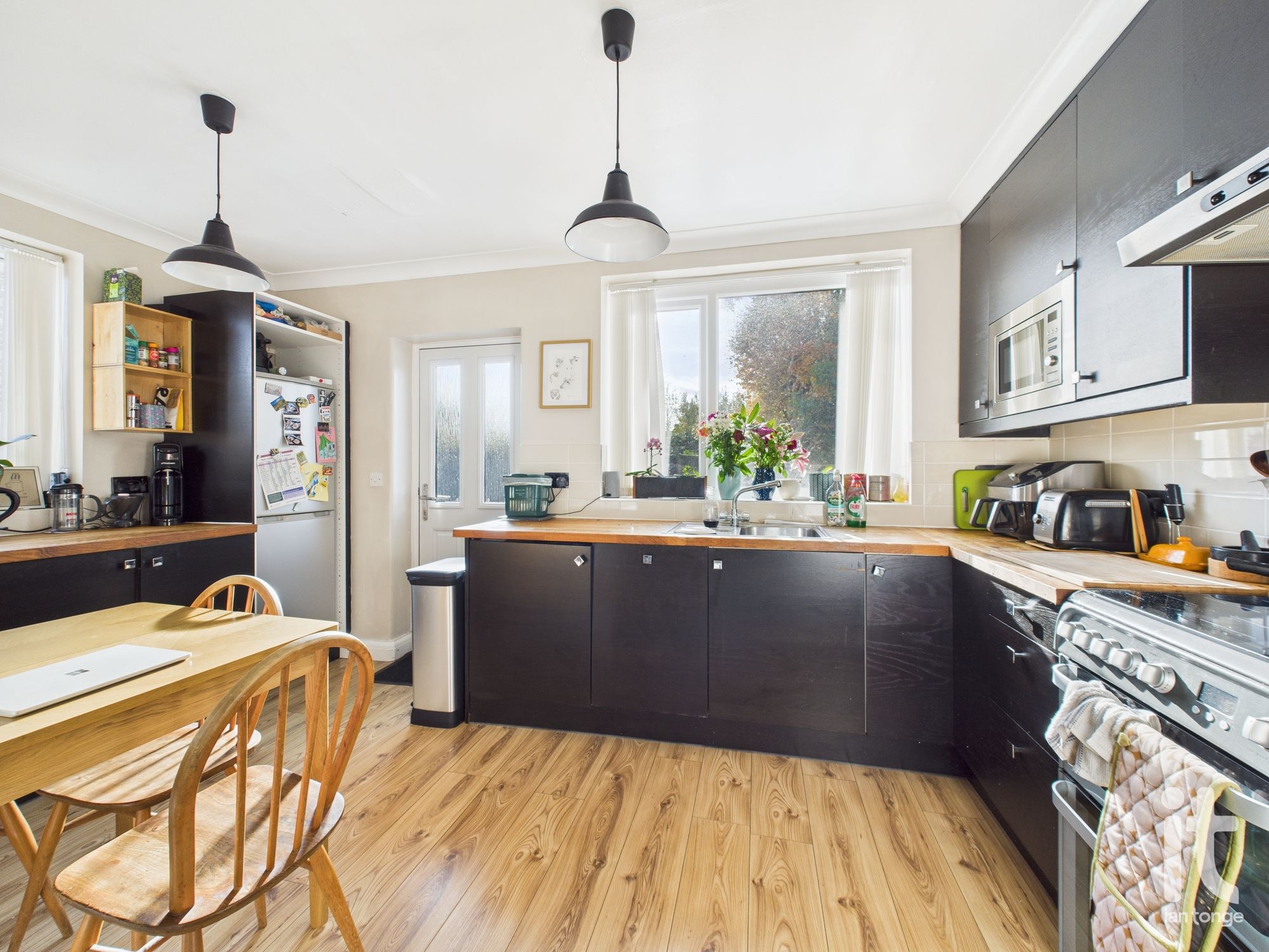 2 bedroom semi-detached house For Sale in Stockport - Photograph 7.