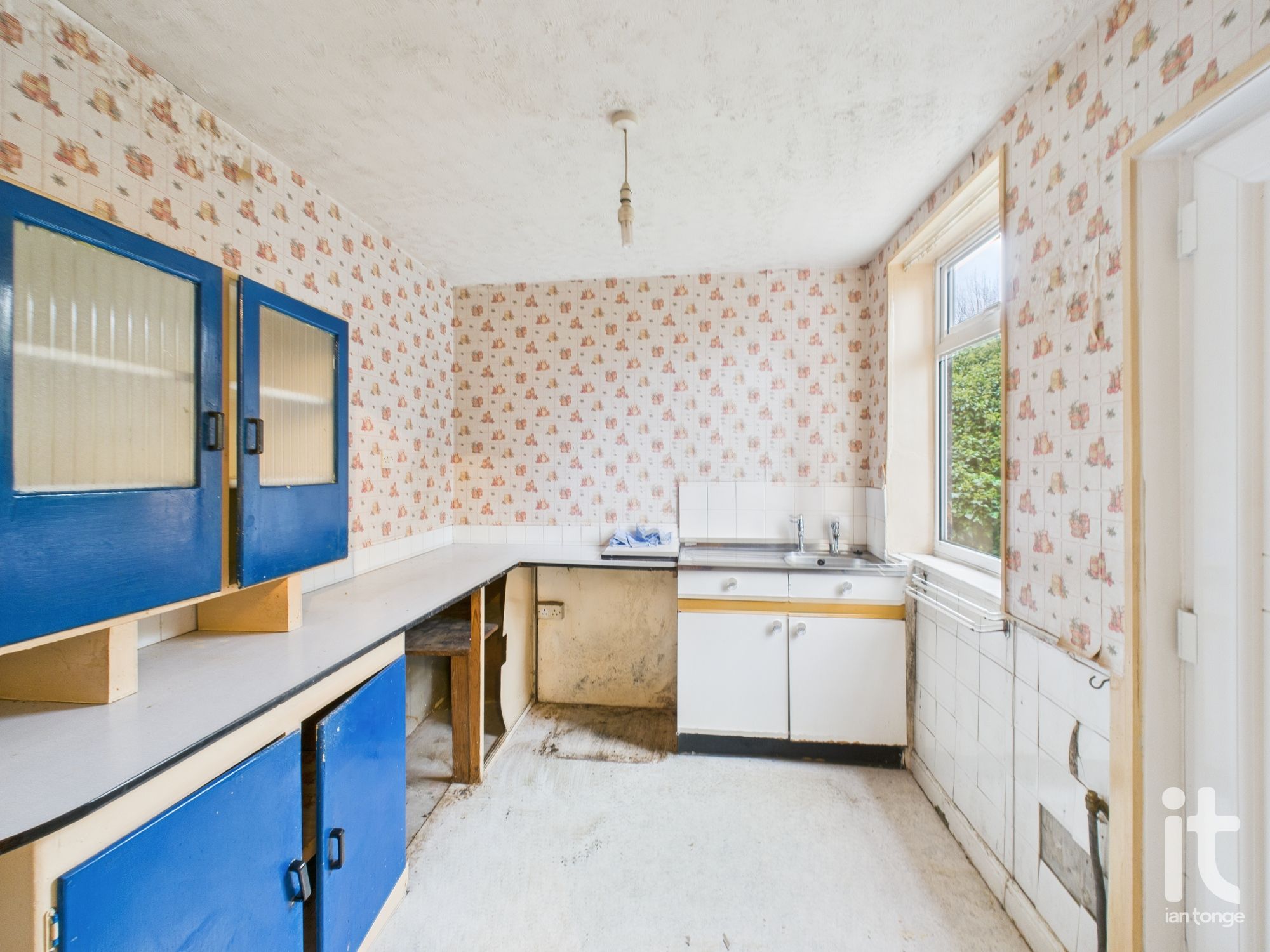 2 bedroom end terraced house For Sale in Stockport - Photograph 10.