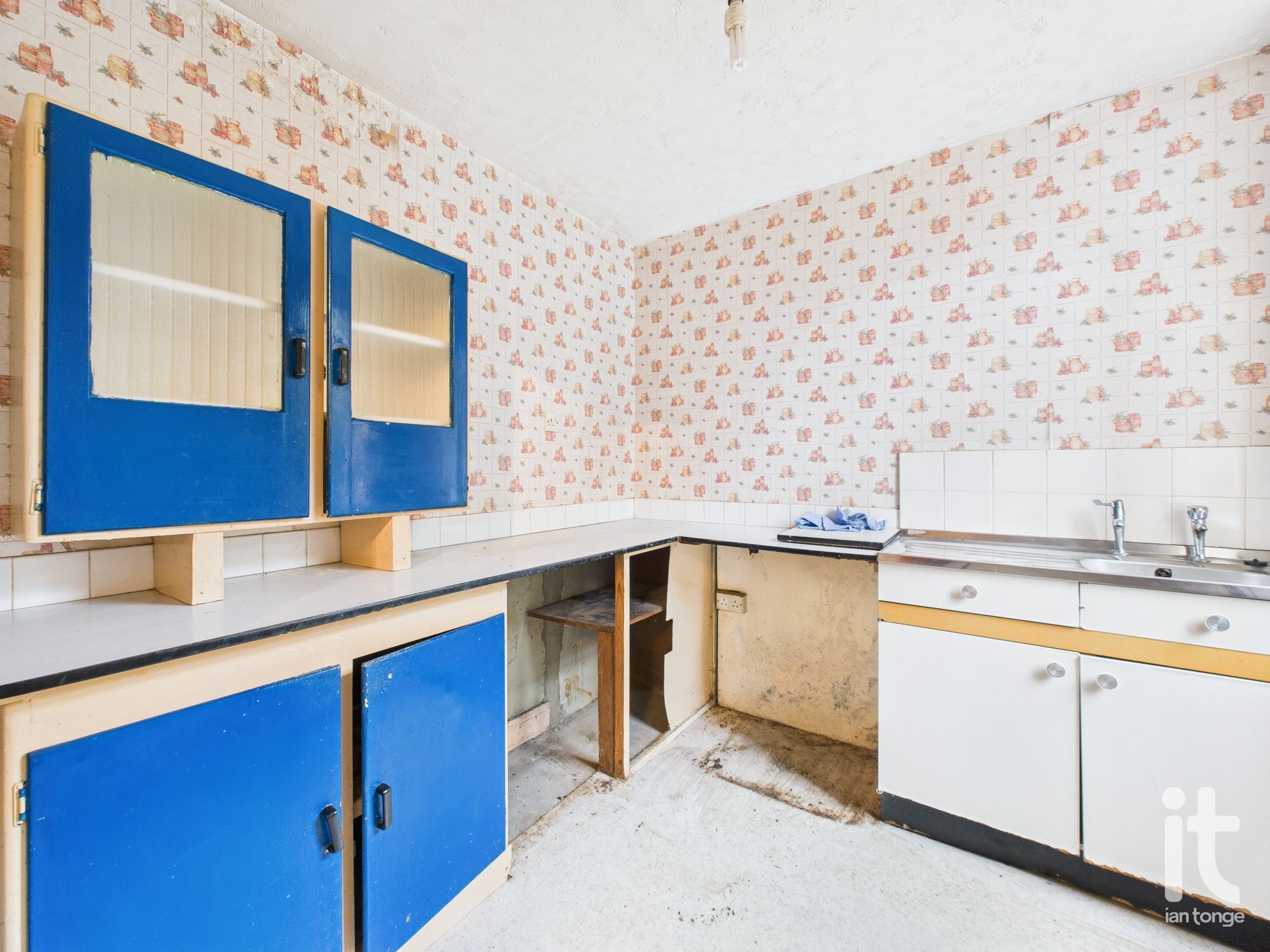 2 bedroom end terraced house For Sale in Stockport - Photograph 9.