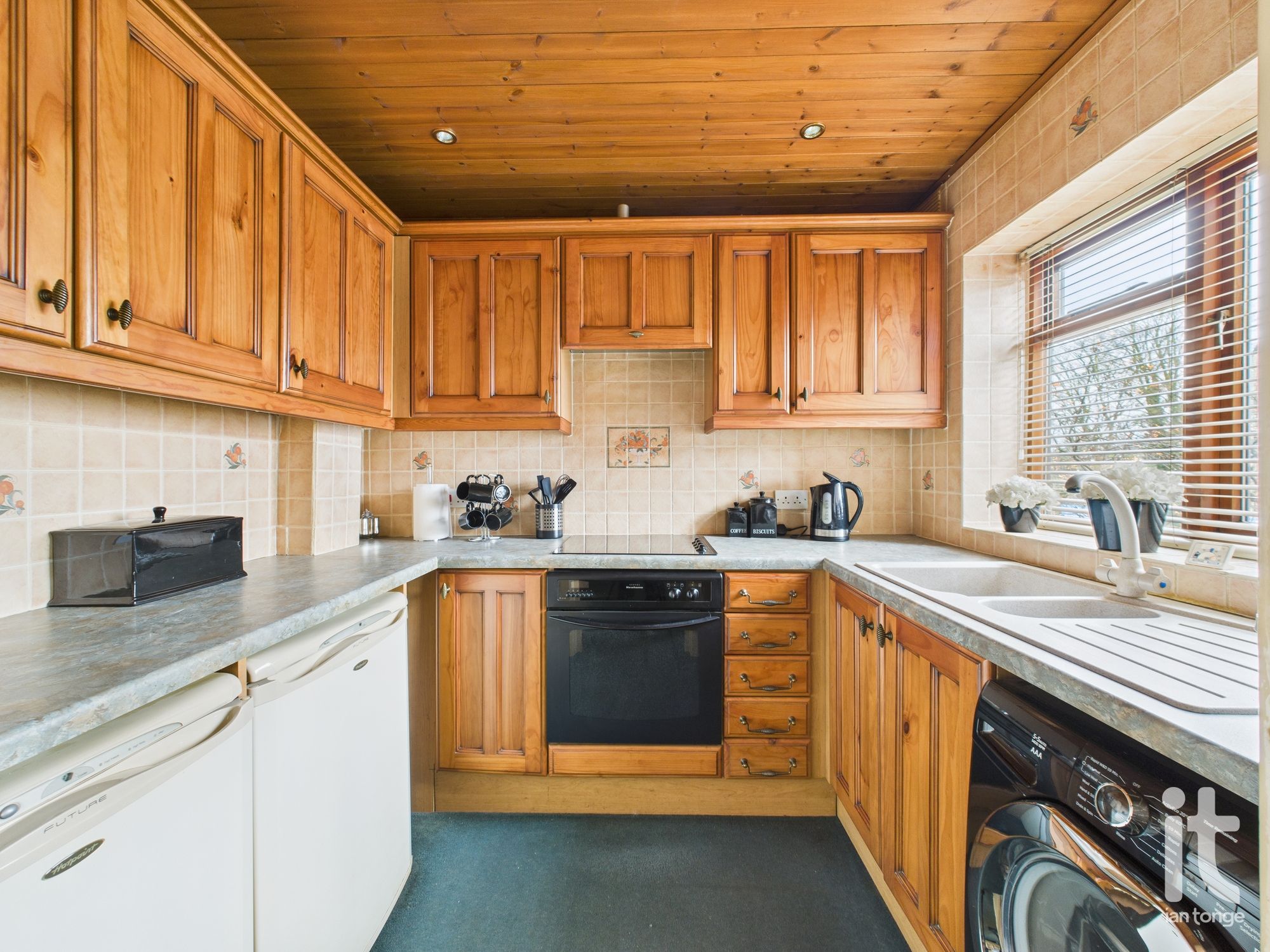 2 bedroom apartment flat/apartment For Sale in Stockport - Photograph 3.