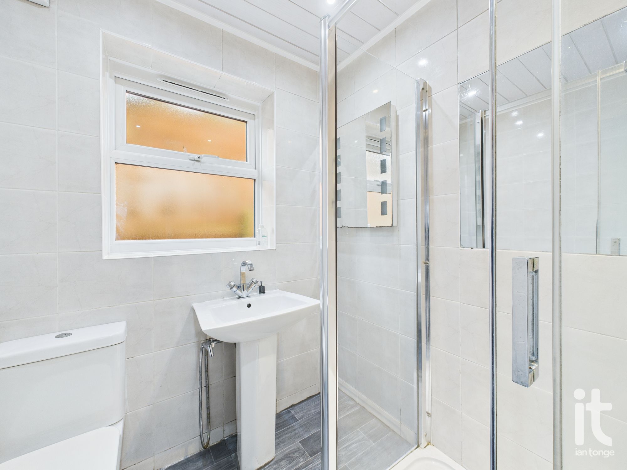 2 bedroom ground floor flat/apartment To Let in Manchester - Photograph 3.