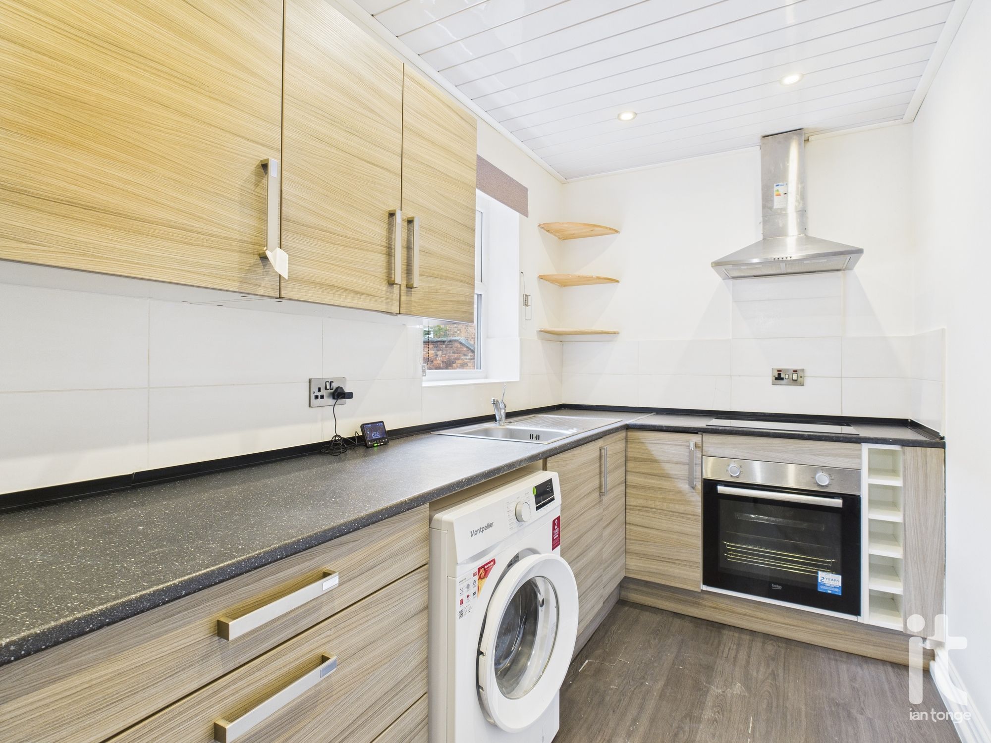 2 bedroom ground floor flat/apartment To Let in Manchester - Photograph 2.