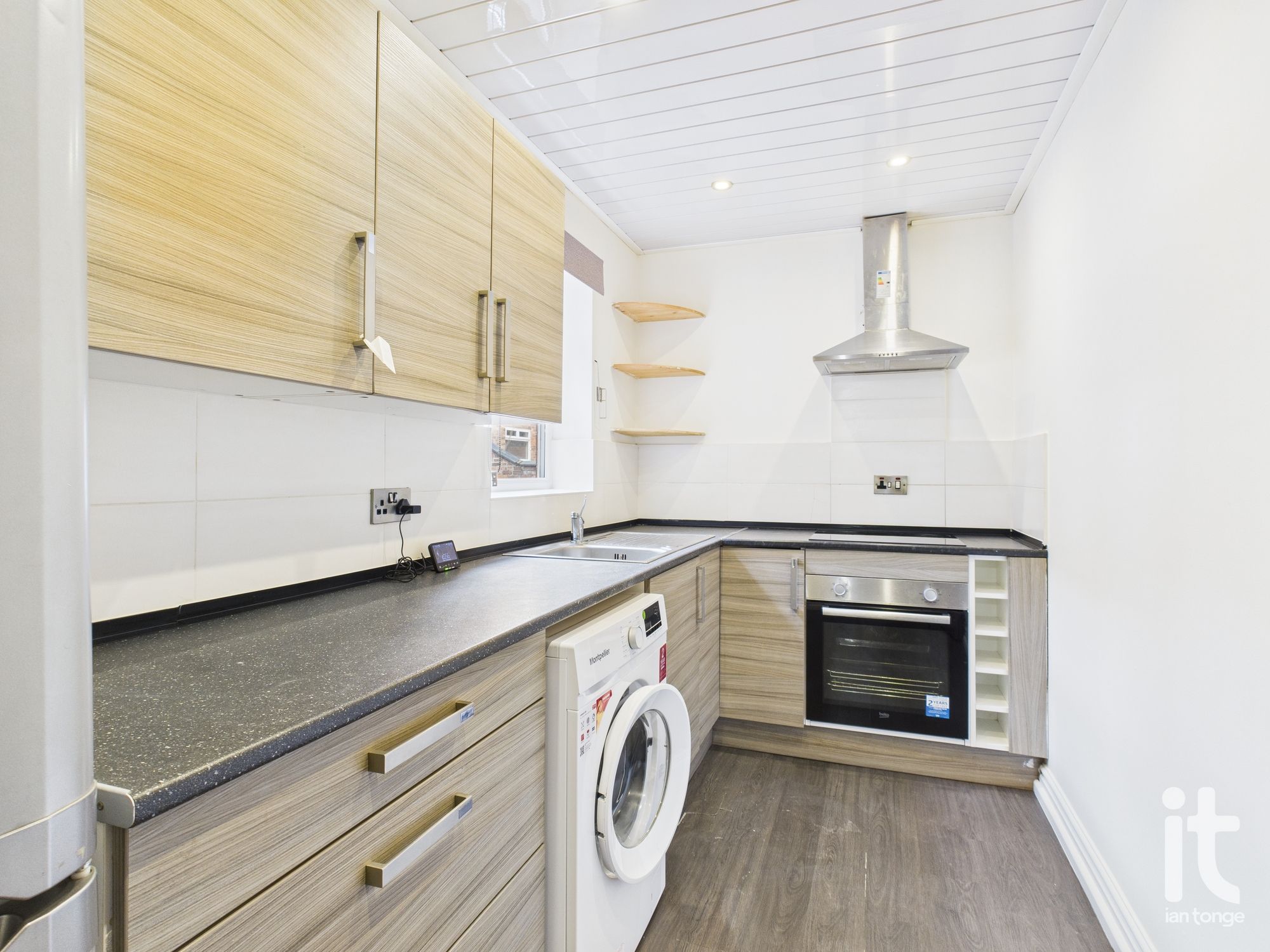 2 bedroom ground floor flat/apartment To Let in Manchester - Photograph 7.