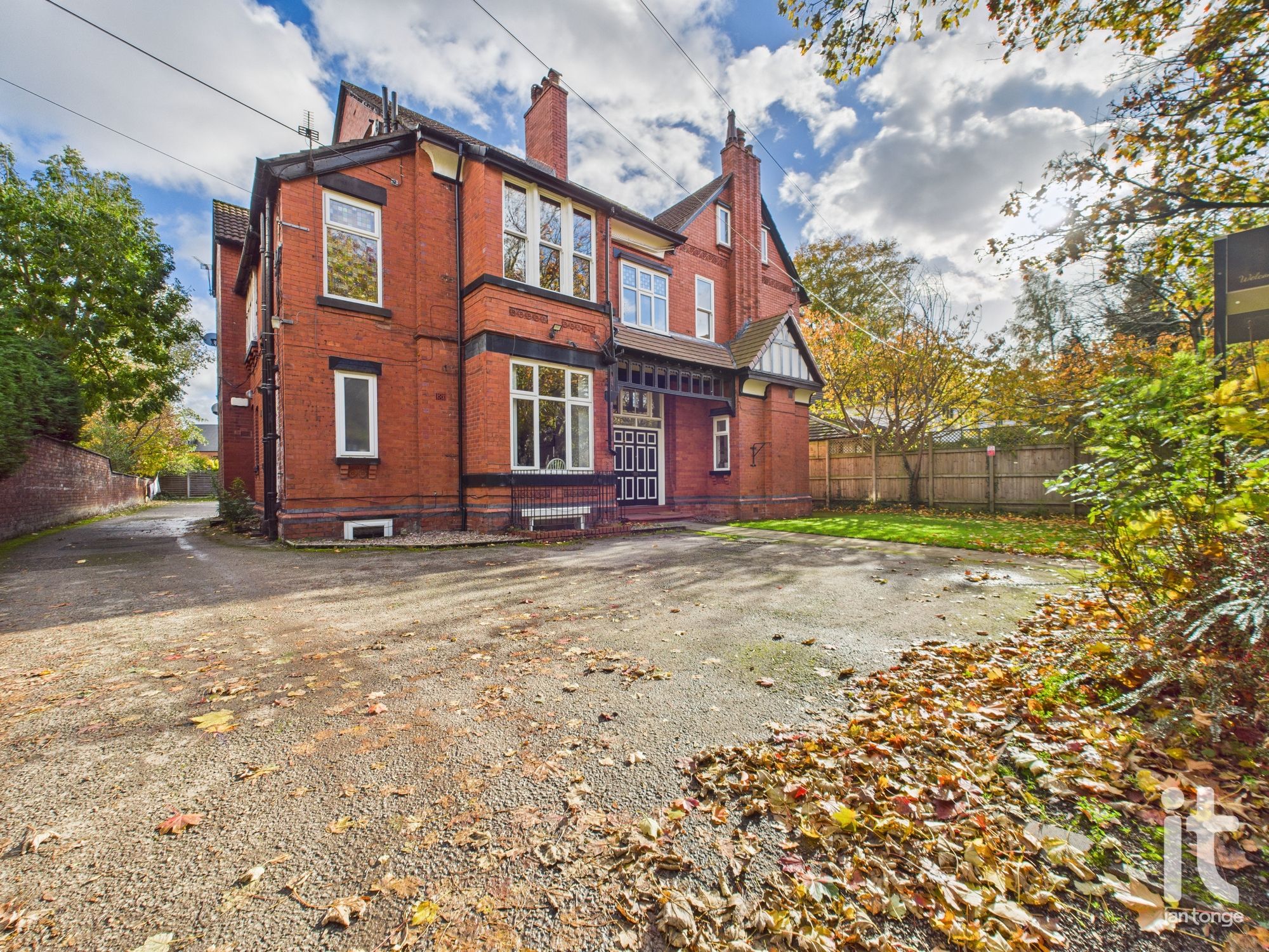 2 bedroom ground floor flat/apartment To Let in Manchester - Photograph 12.