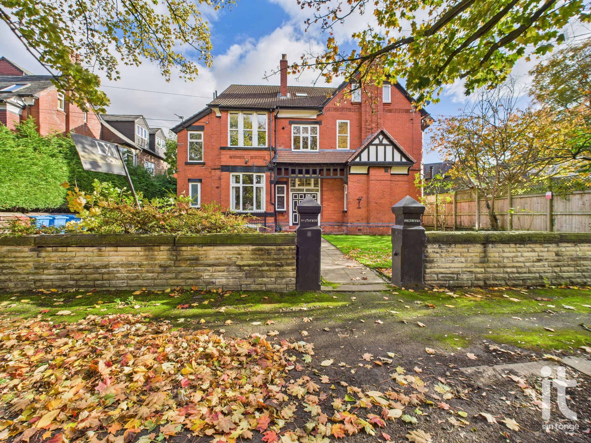 2 bedroom ground floor flat/apartment To Let in Manchester - Photograph 1.