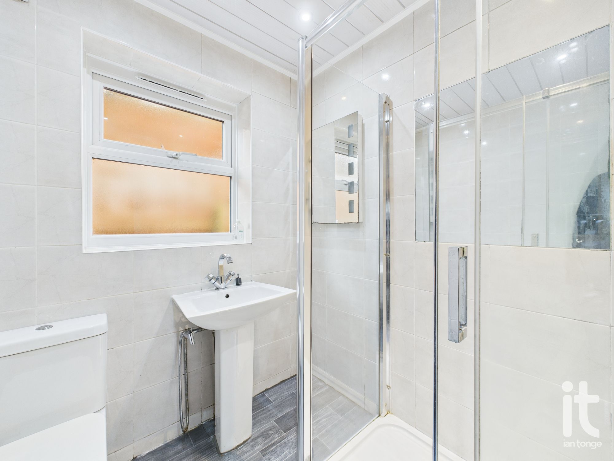 2 bedroom ground floor flat/apartment To Let in Manchester - Photograph 11.