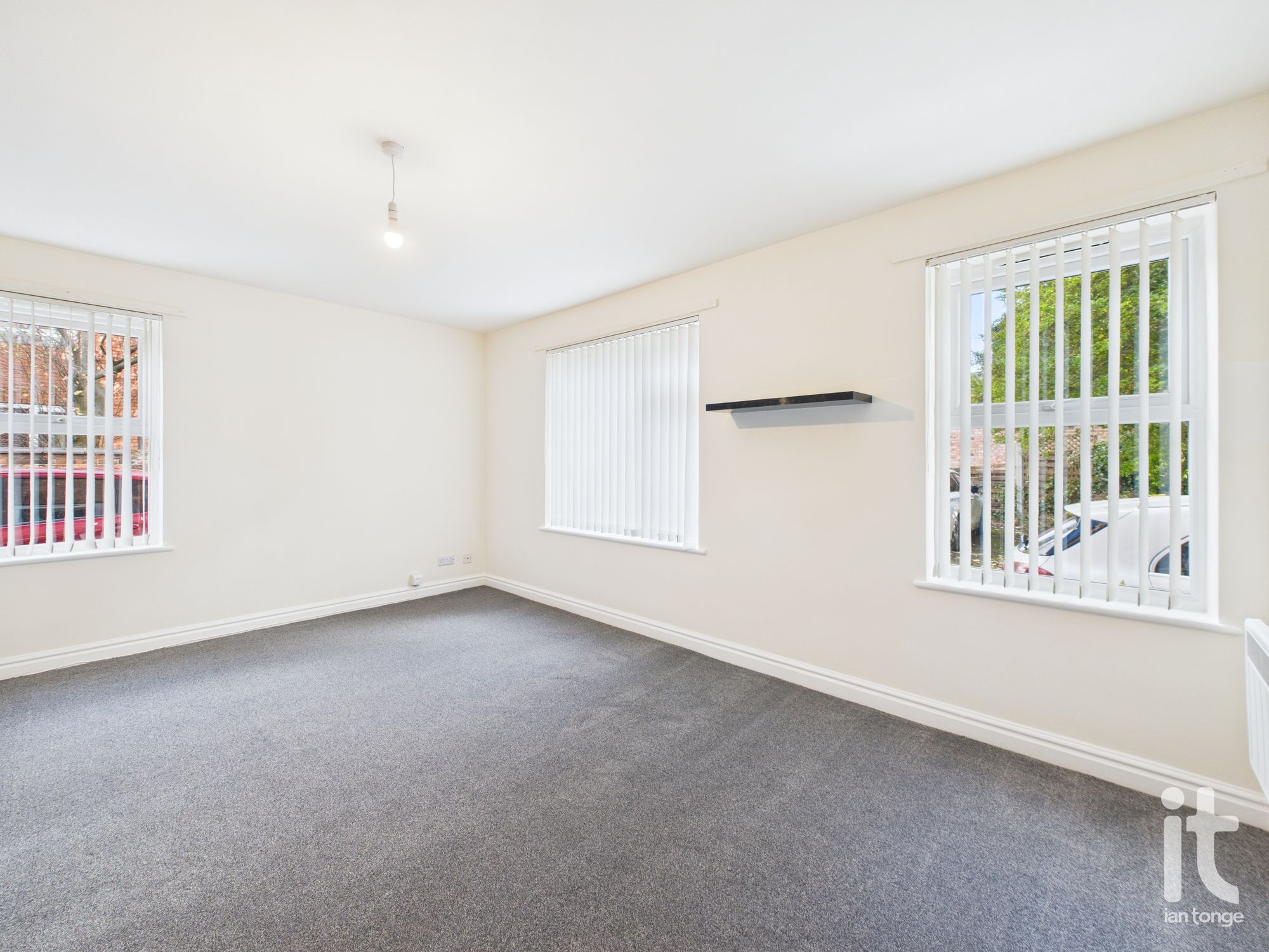 2 bedroom ground floor flat/apartment To Let in Manchester - Photograph 4.