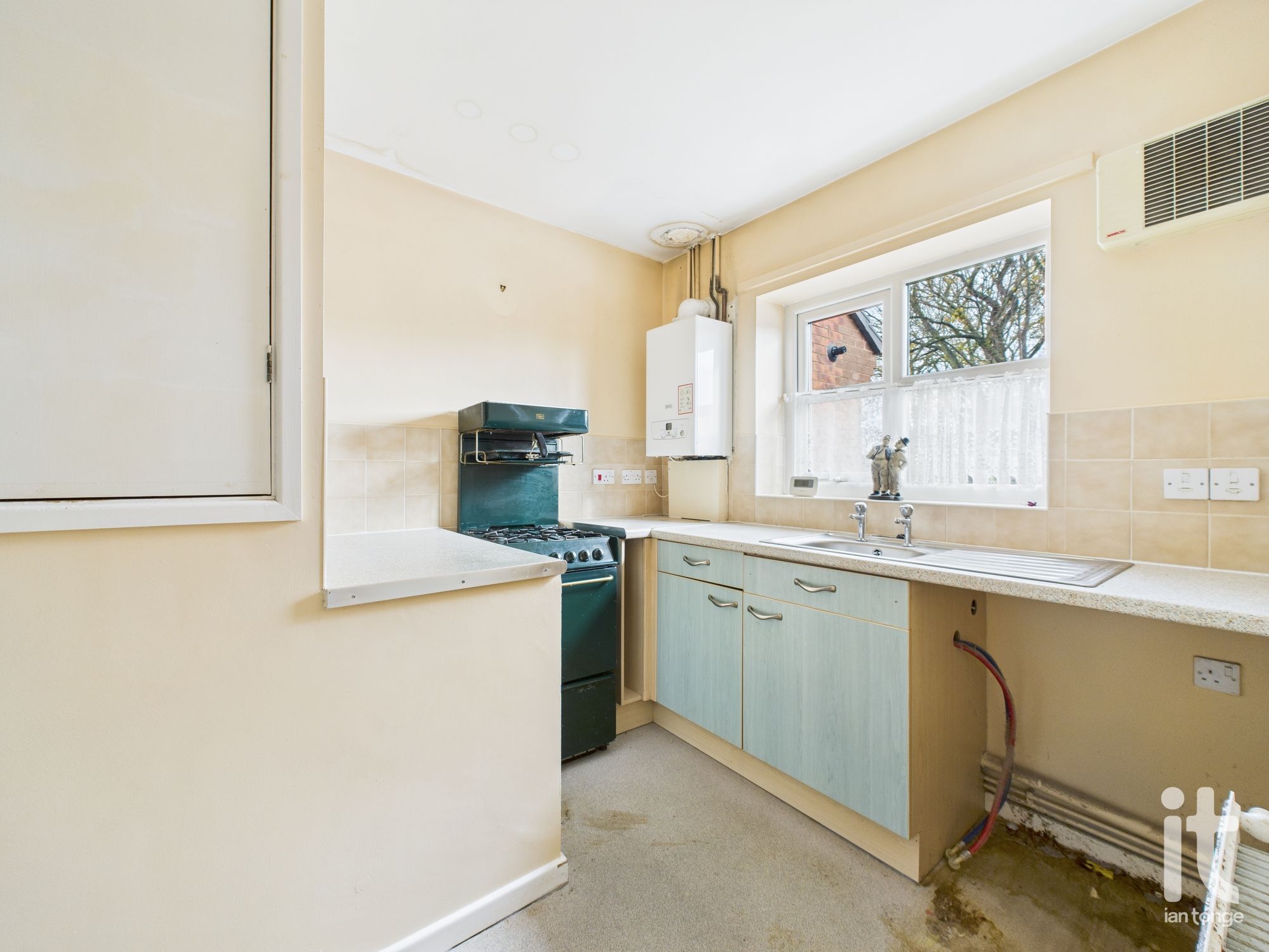 2 bedroom apartment flat/apartment For Sale in Stockport - Photograph 7.