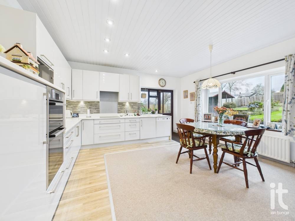 4 bedroom detached house For Sale in High Peak - Photograph 8.
