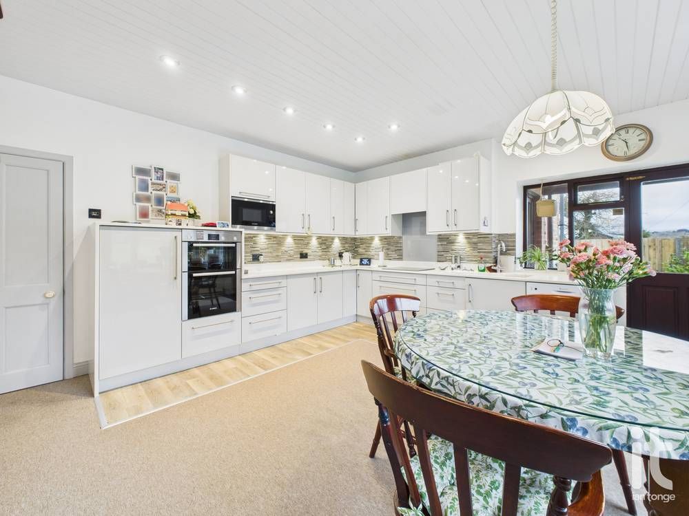 4 bedroom detached house For Sale in High Peak - Photograph 9.