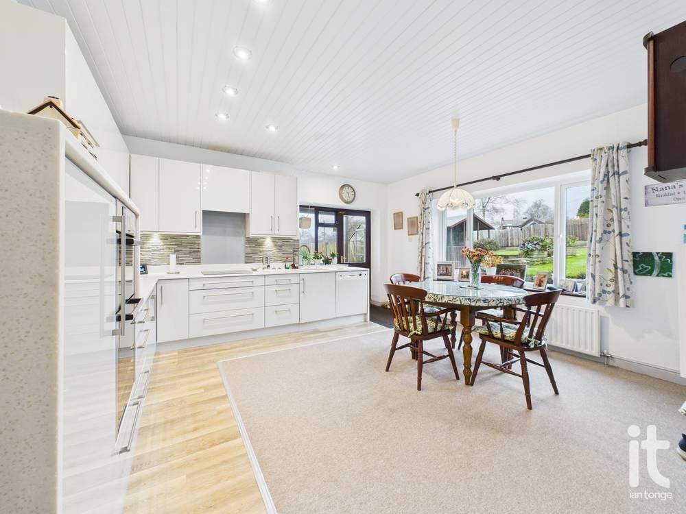 4 bedroom detached house For Sale in High Peak - Photograph 3.
