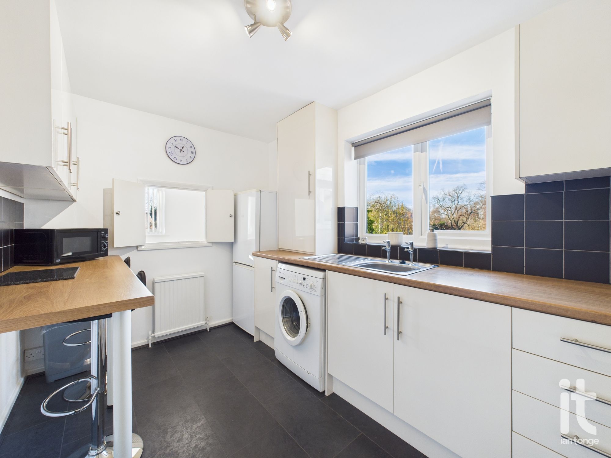 2 bedroom apartment flat/apartment For Sale in Stockport - Photograph 2.