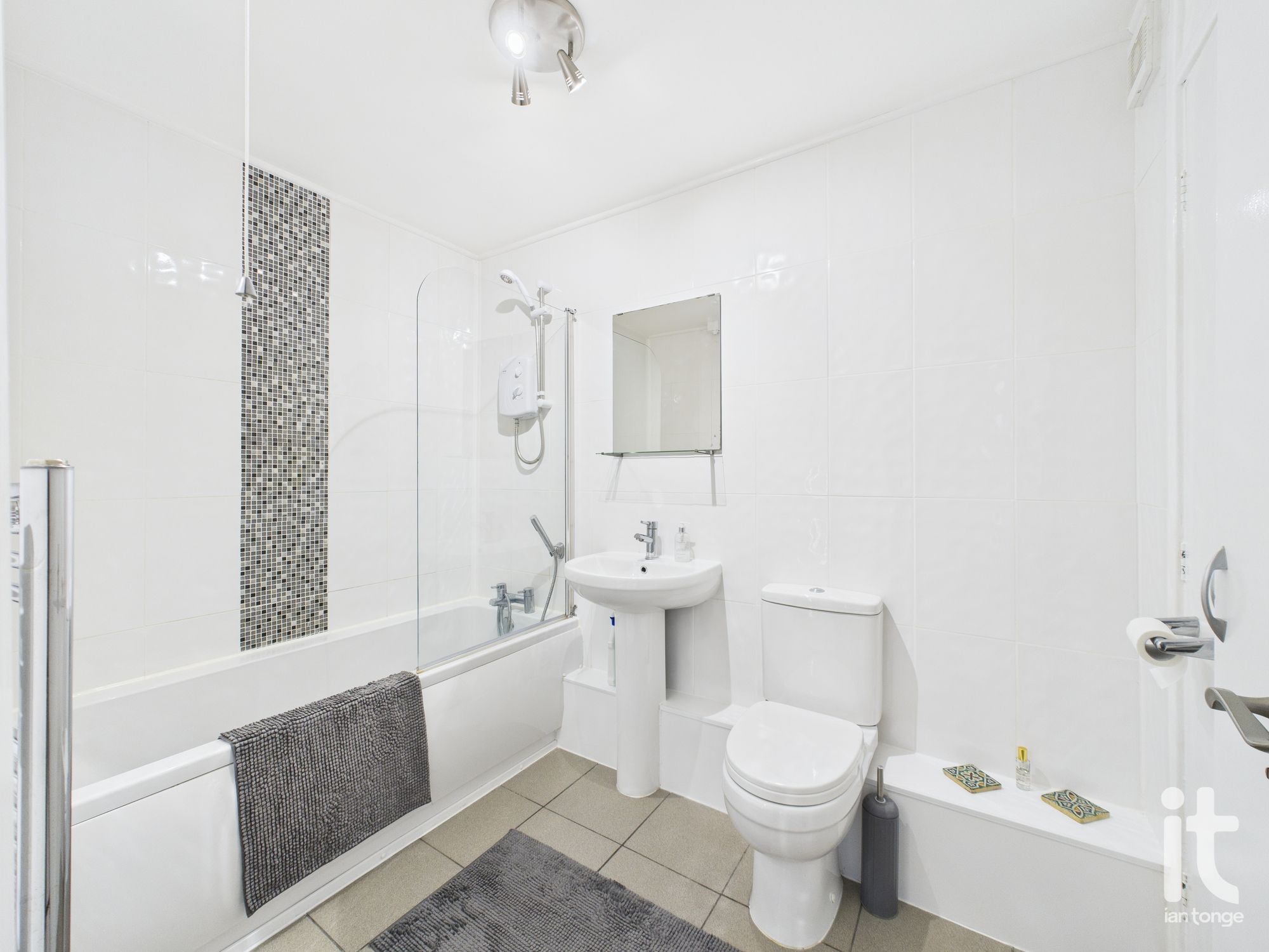 2 bedroom apartment flat/apartment For Sale in Stockport - Photograph 6.