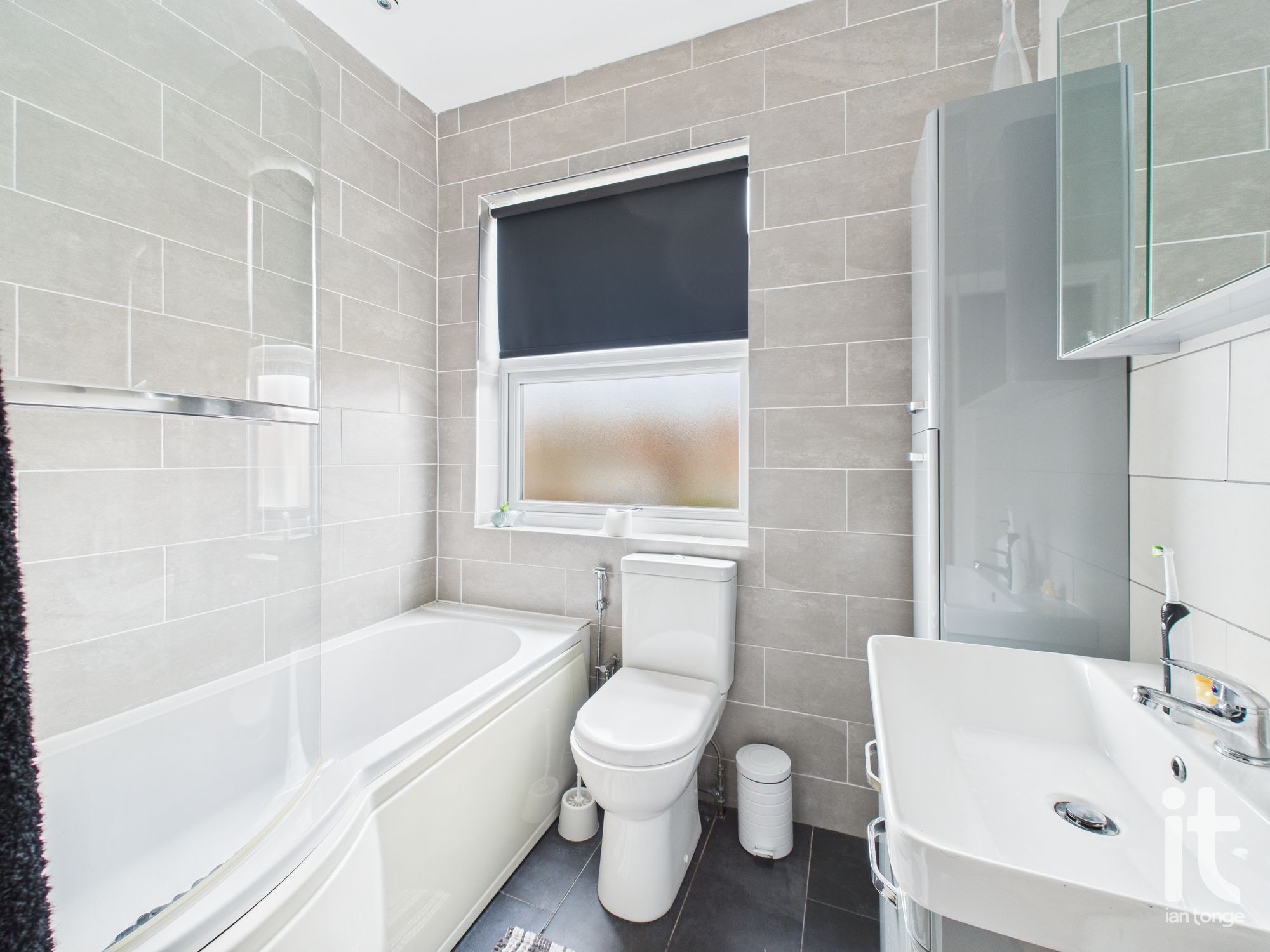 2 bedroom mid terraced house For Sale in Stockport - Photograph 4.