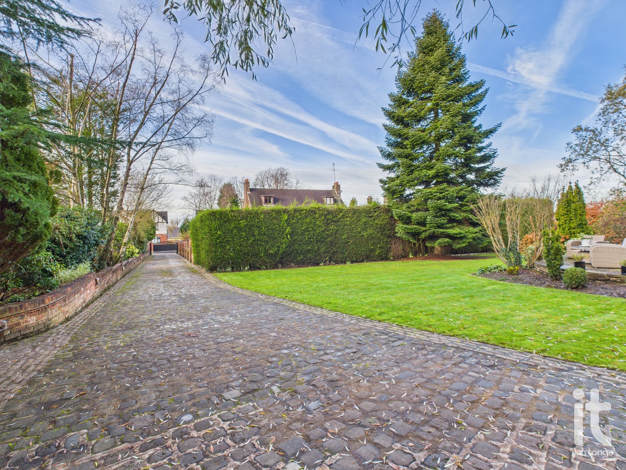 4 bedroom detached house For Sale in Hyde - Photograph 1.
