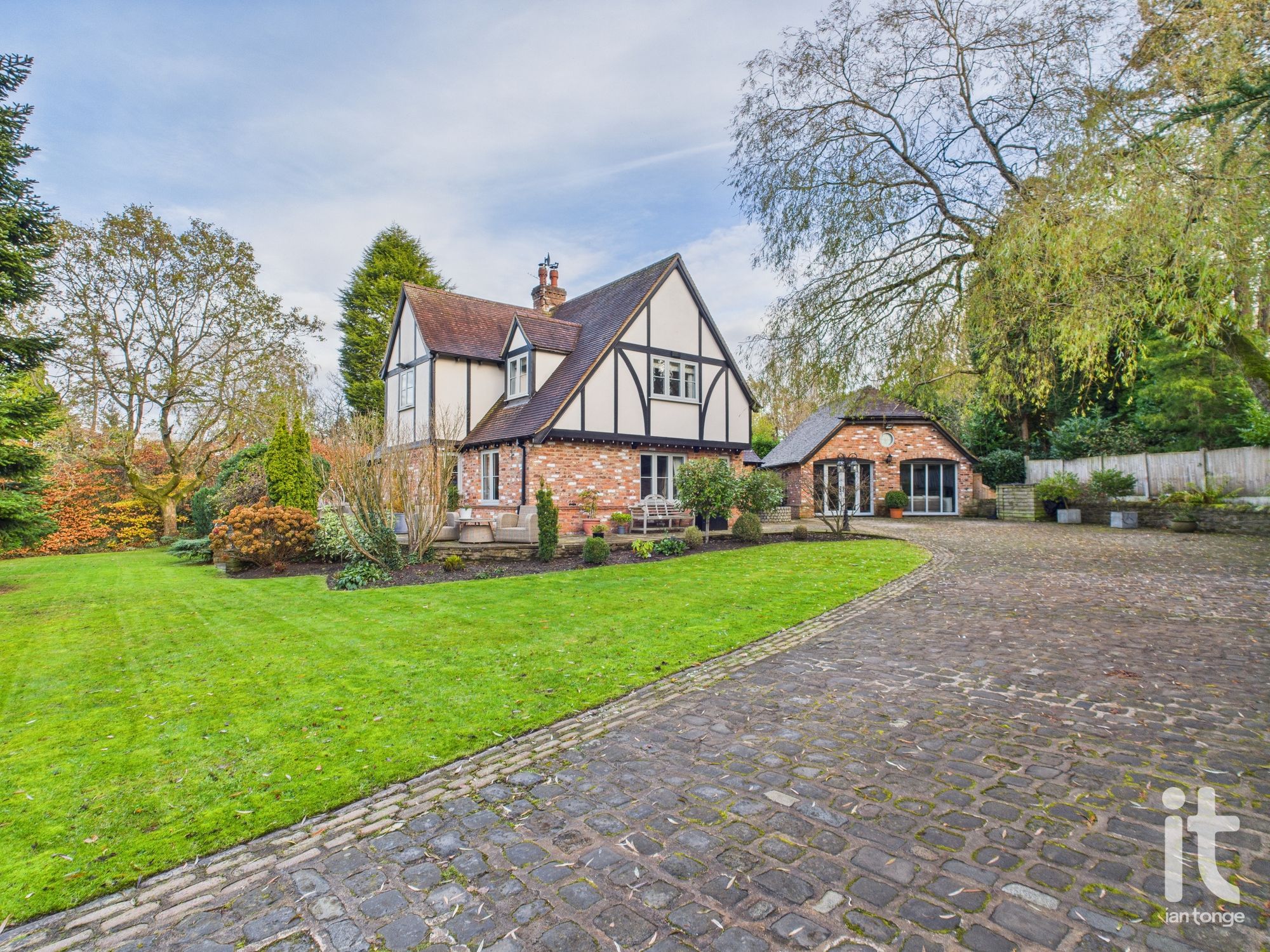 4 bedroom detached house For Sale in Hyde - Photograph 3.