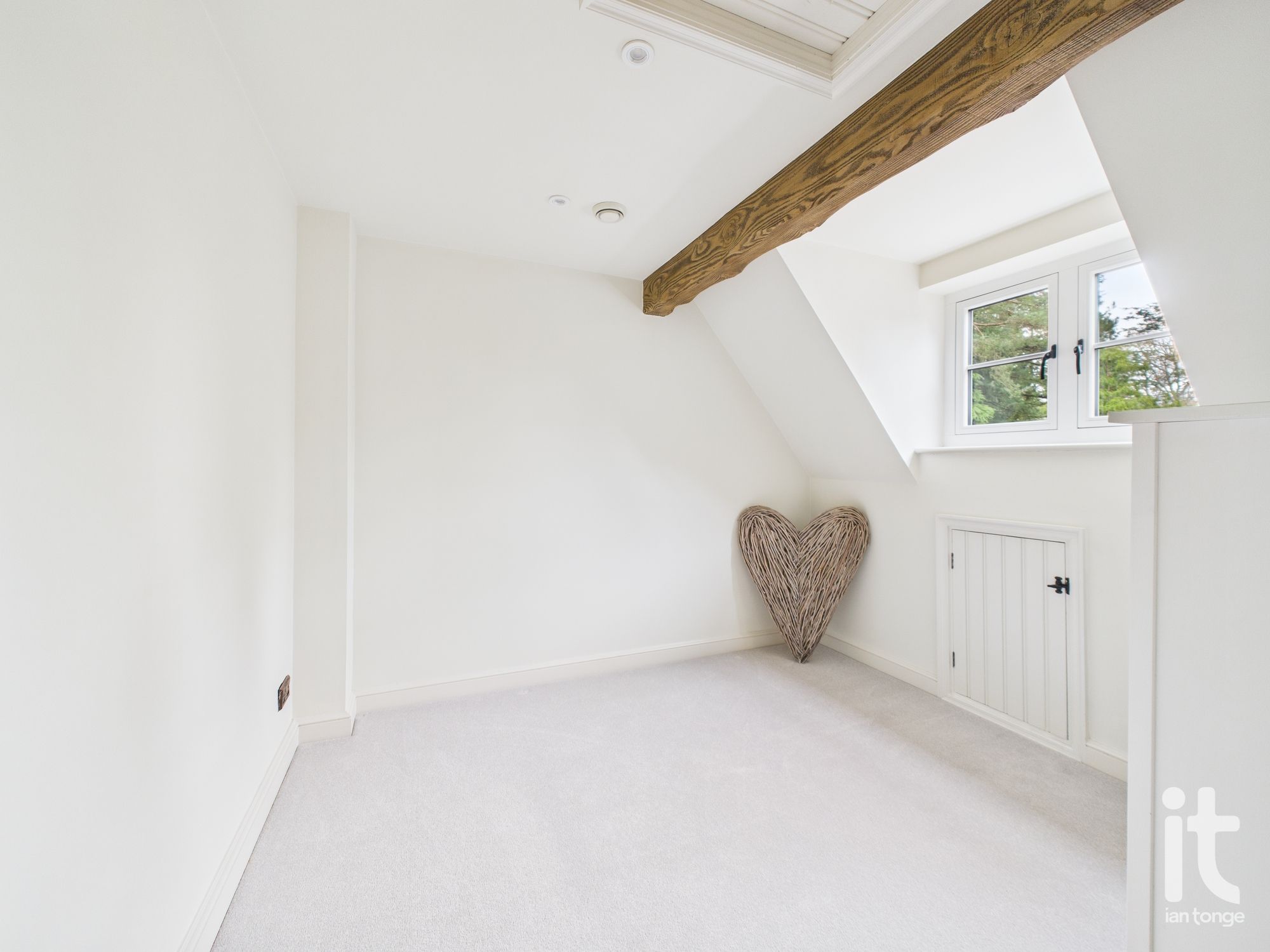 4 bedroom detached house For Sale in Hyde - Photograph 40.