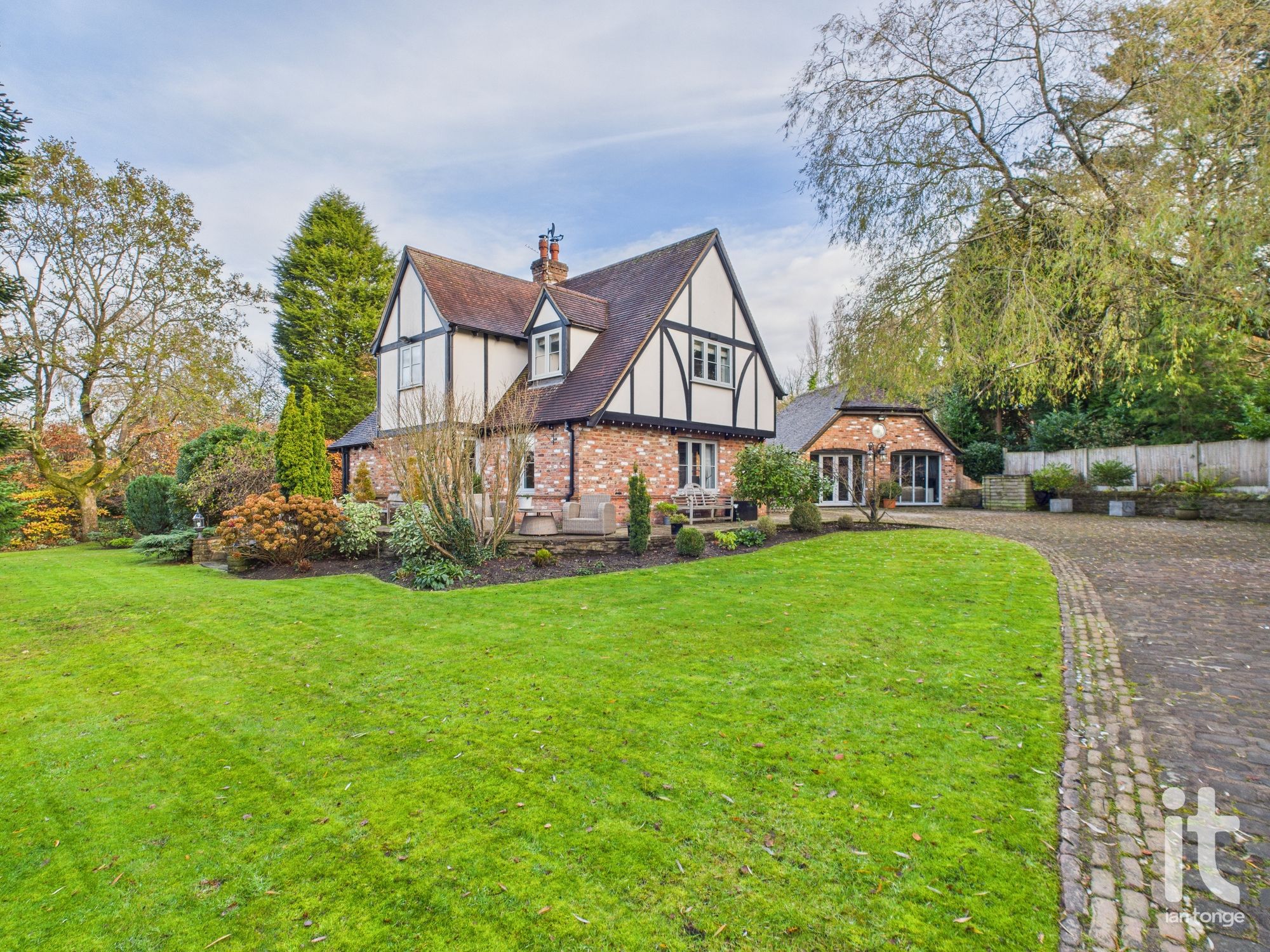 4 bedroom detached house For Sale in Hyde - Photograph 5.