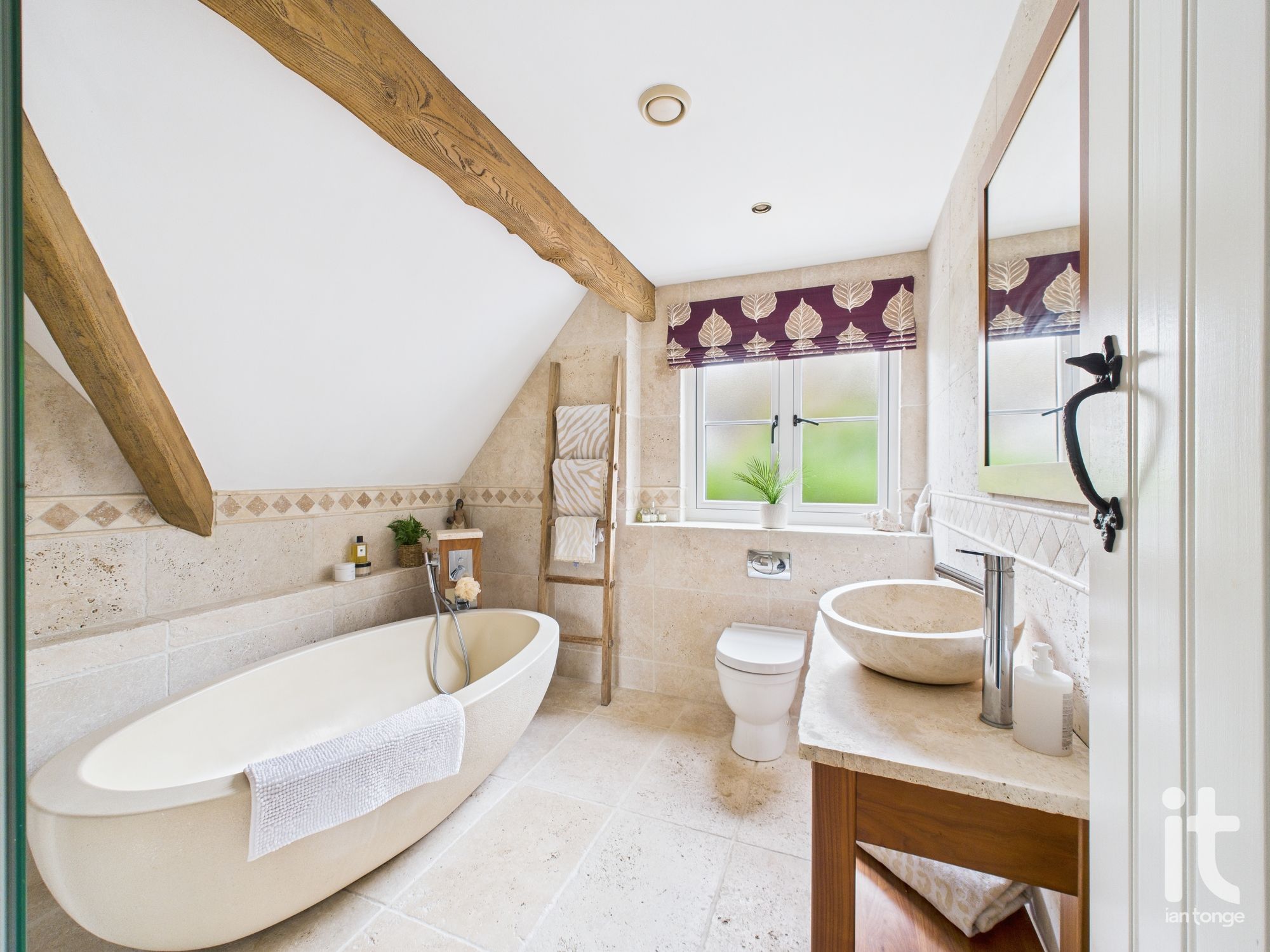 4 bedroom detached house For Sale in Hyde - Photograph 39.