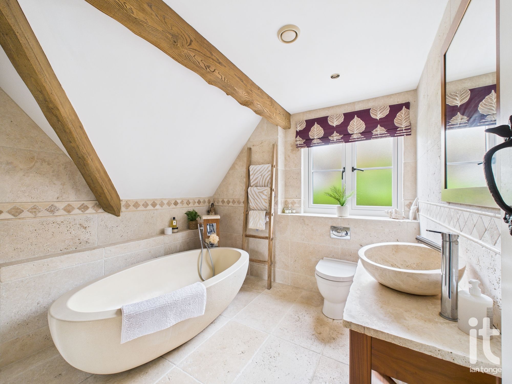 4 bedroom detached house For Sale in Hyde - Photograph 38.