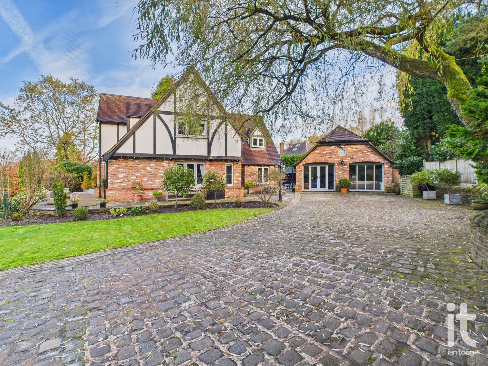 4 bedroom detached house For Sale in Hyde - Photograph 6.