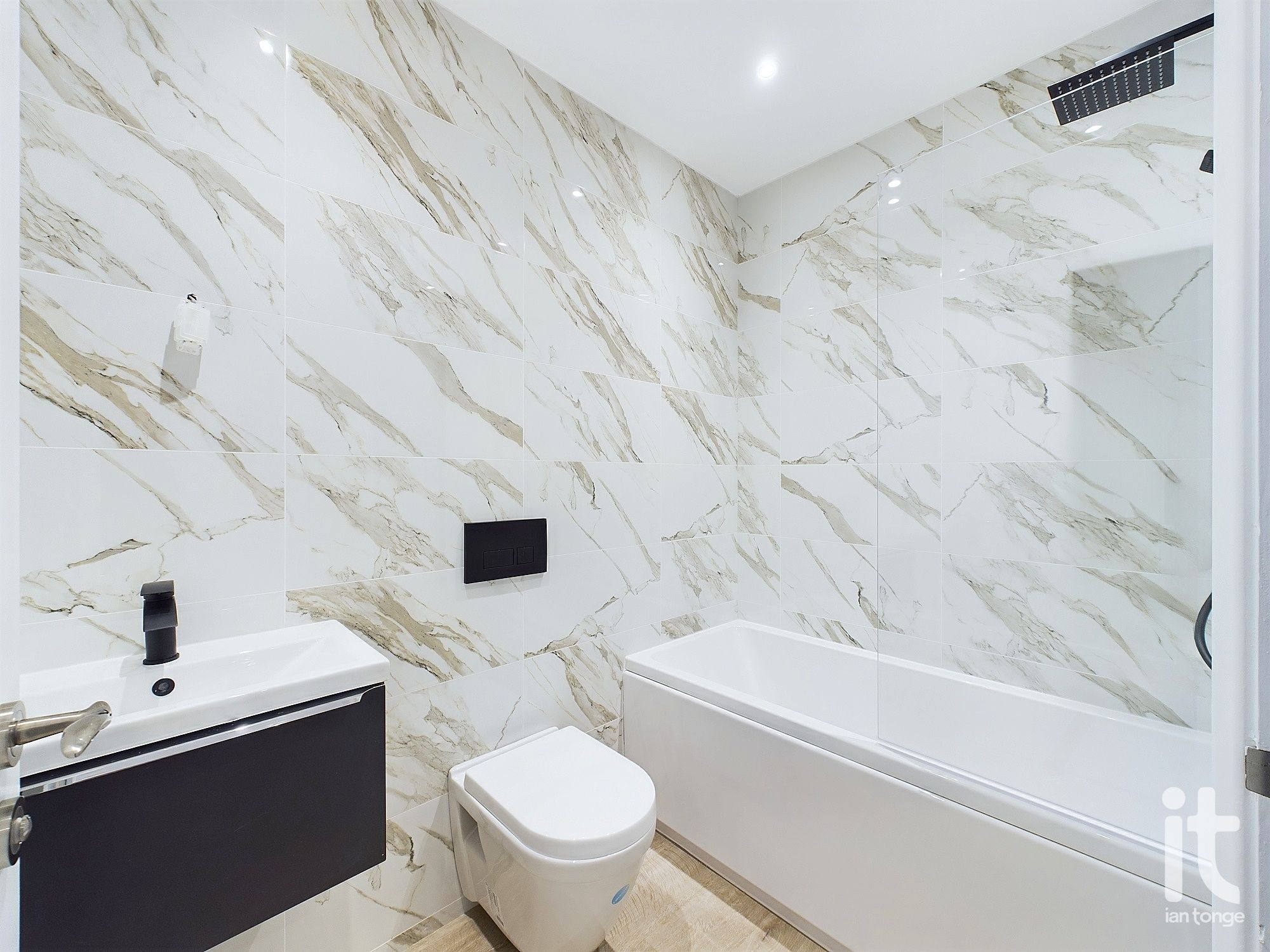 2 bedroom ground floor flat/apartment To Let in Stockport - Photograph 20.