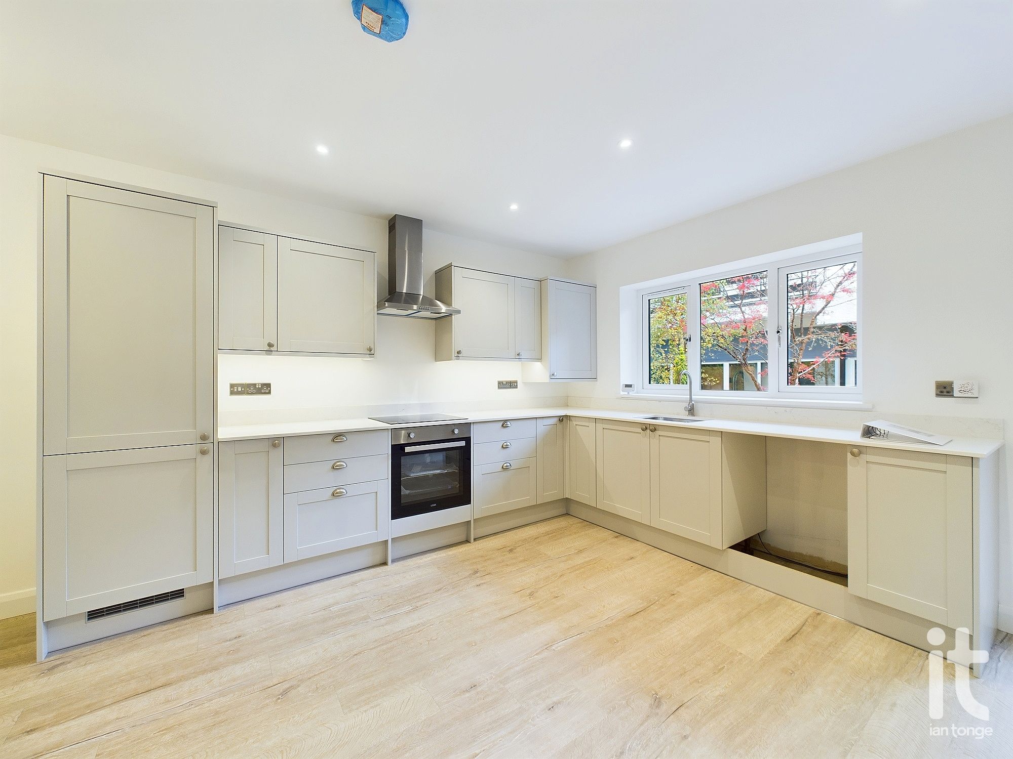 2 bedroom ground floor flat/apartment To Let in Stockport - Photograph 13.