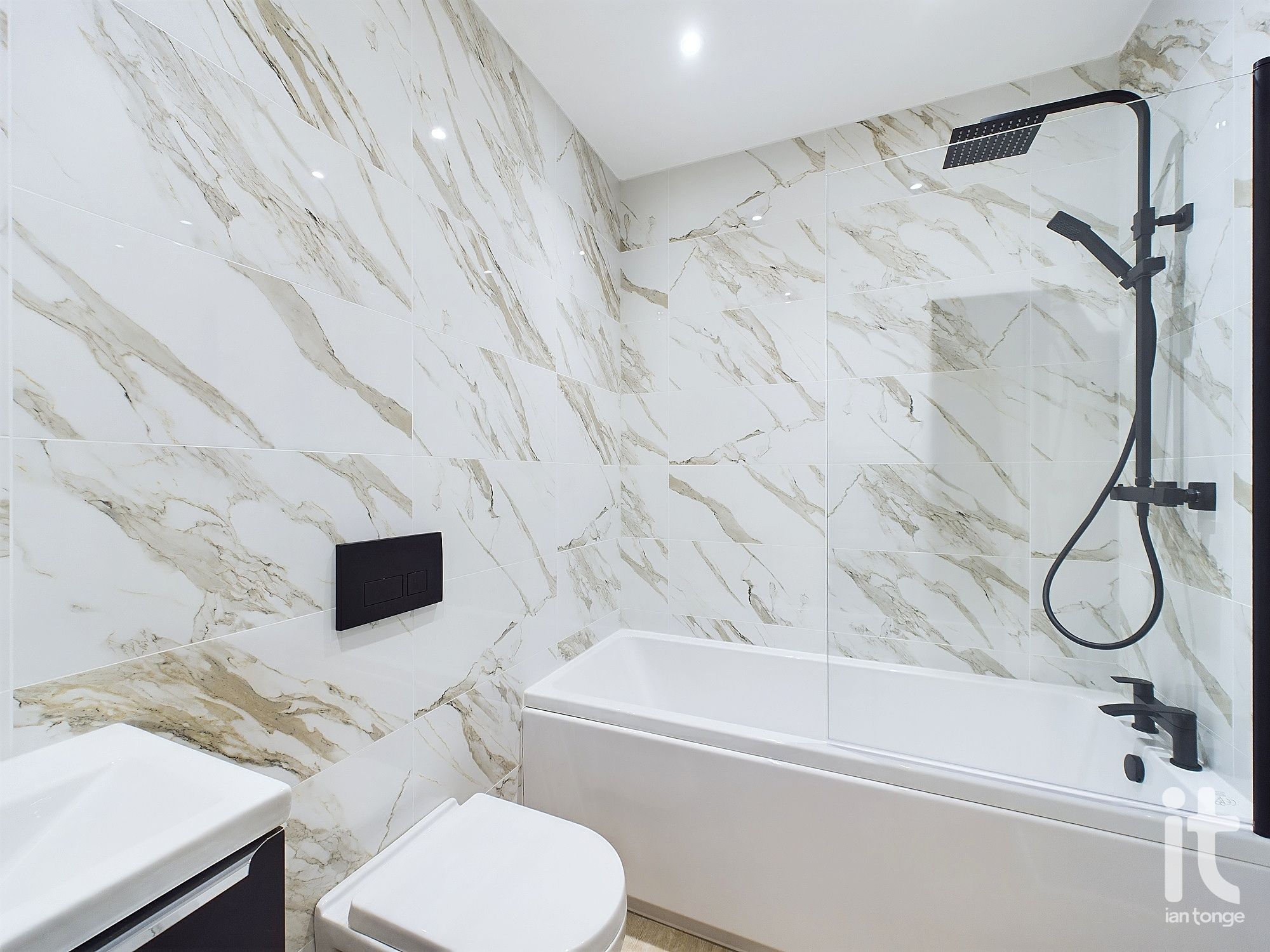 2 bedroom ground floor flat/apartment To Let in Stockport - Photograph 21.