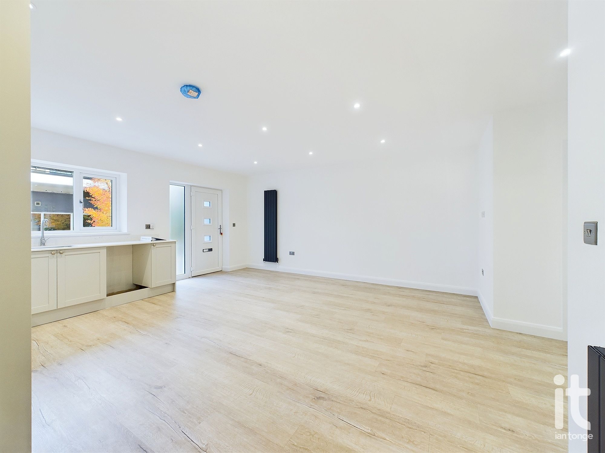 2 bedroom ground floor flat/apartment To Let in Stockport - Photograph 14.