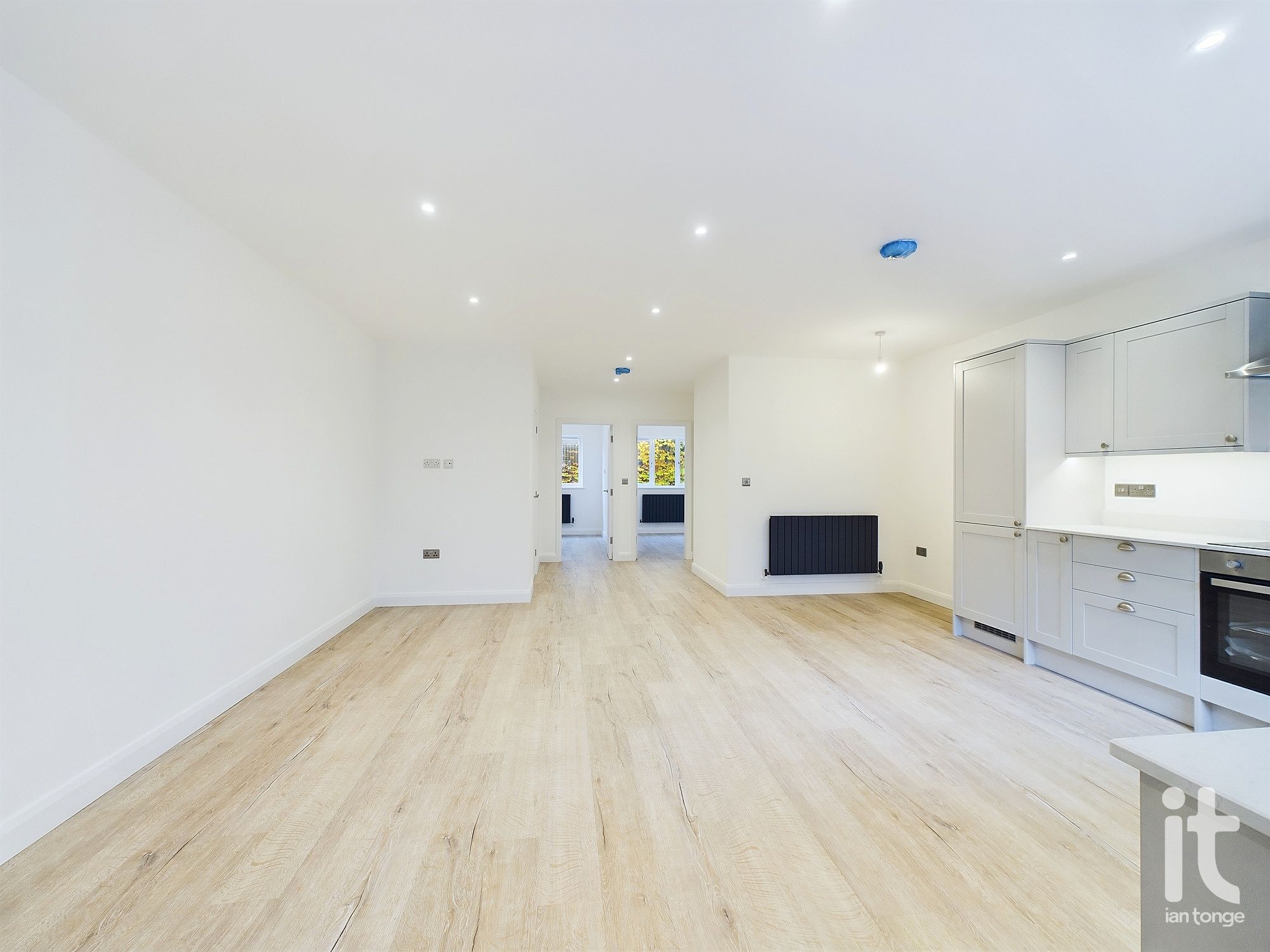 2 bedroom ground floor flat/apartment To Let in Stockport - Photograph 9.