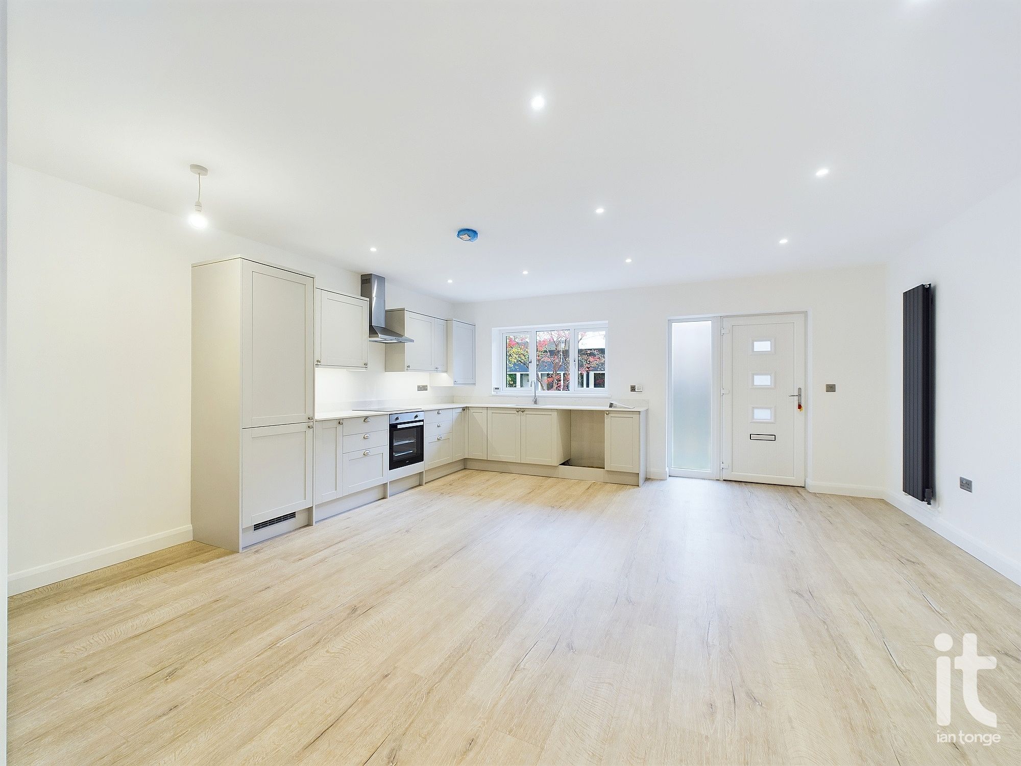 2 bedroom ground floor flat/apartment To Let in Stockport - Photograph 12.