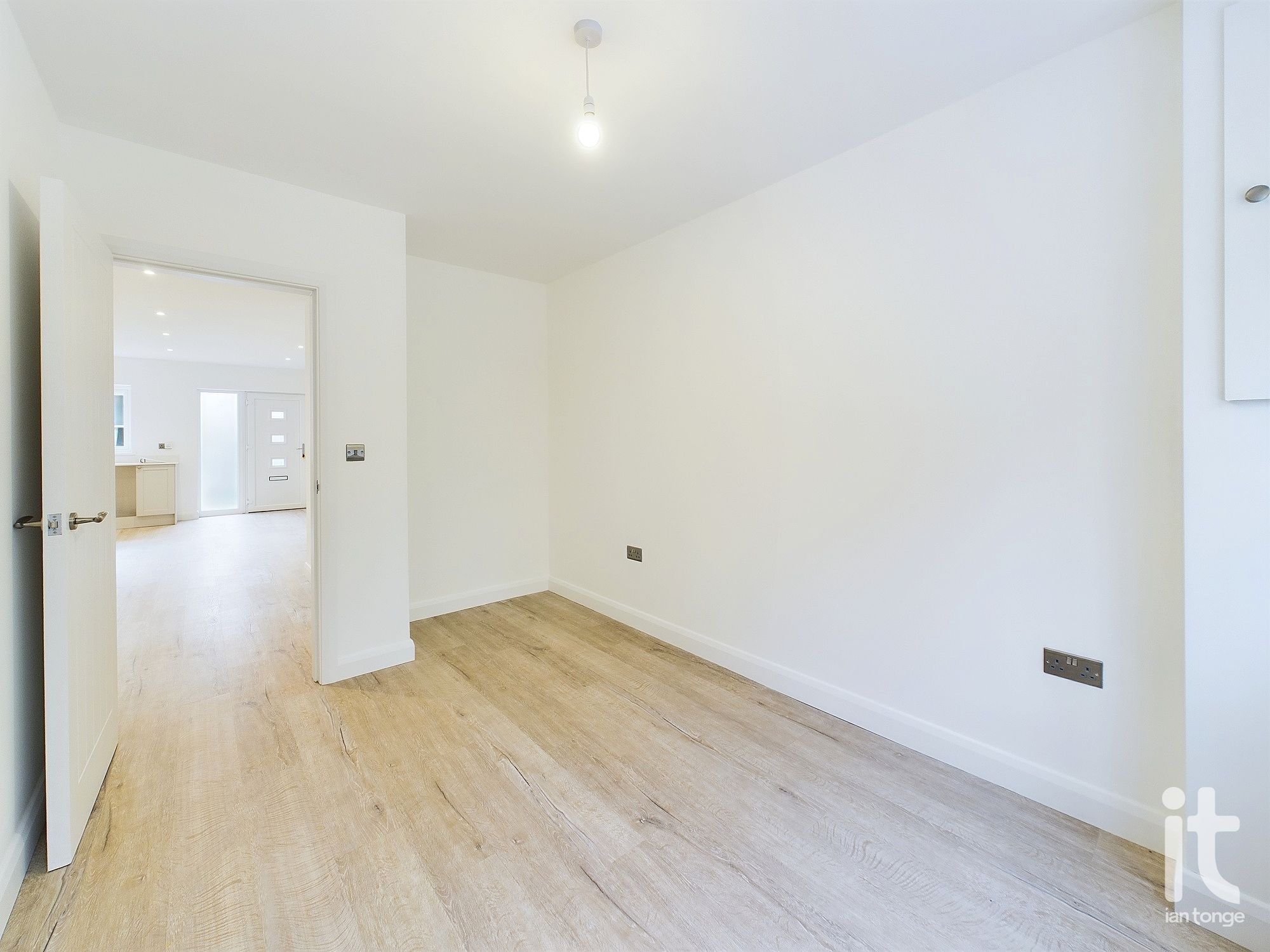 2 bedroom ground floor flat/apartment To Let in Stockport - Photograph 22.