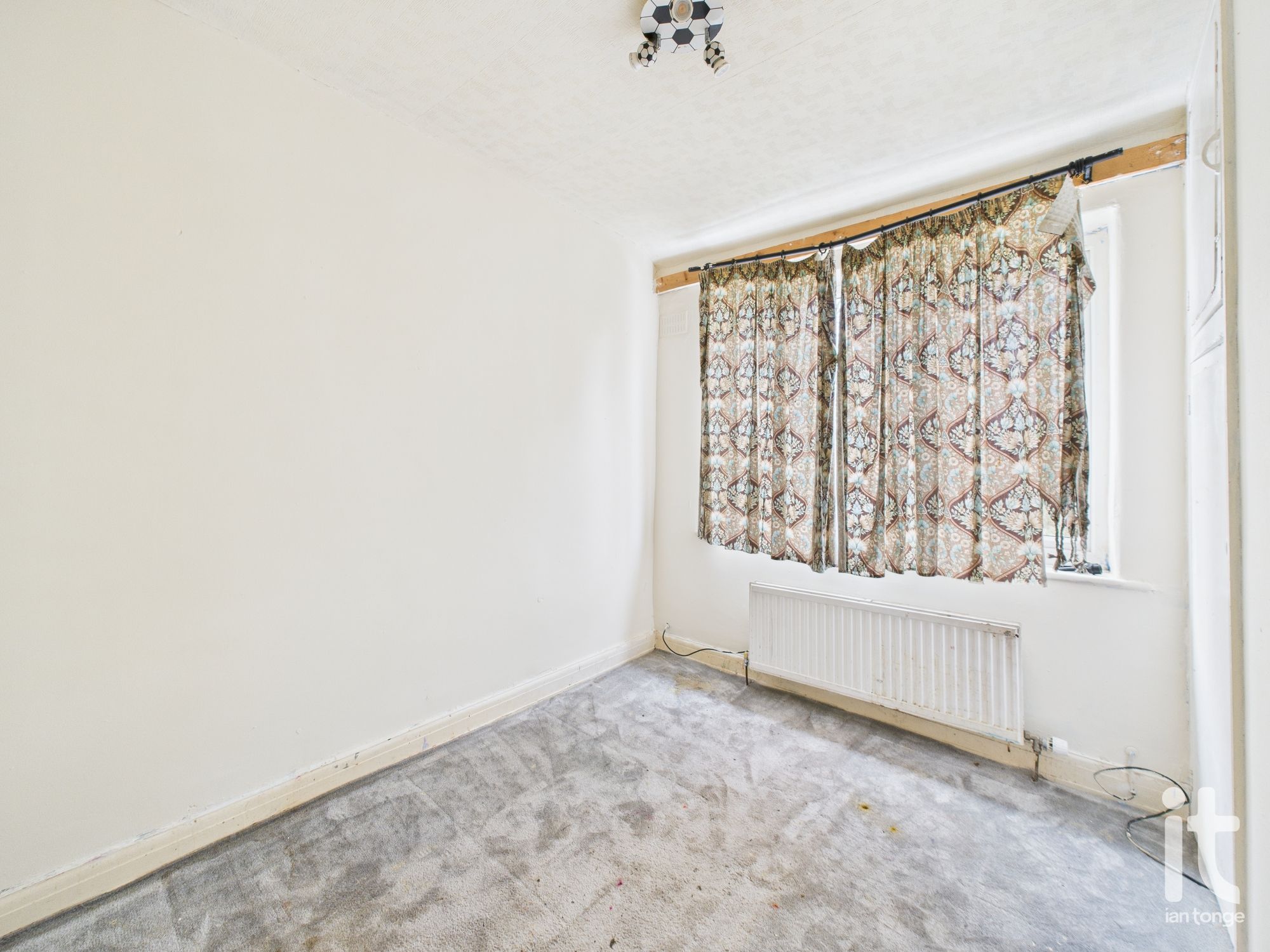 2 bedroom semi-detached house For Sale in Stockport - Photograph 11.
