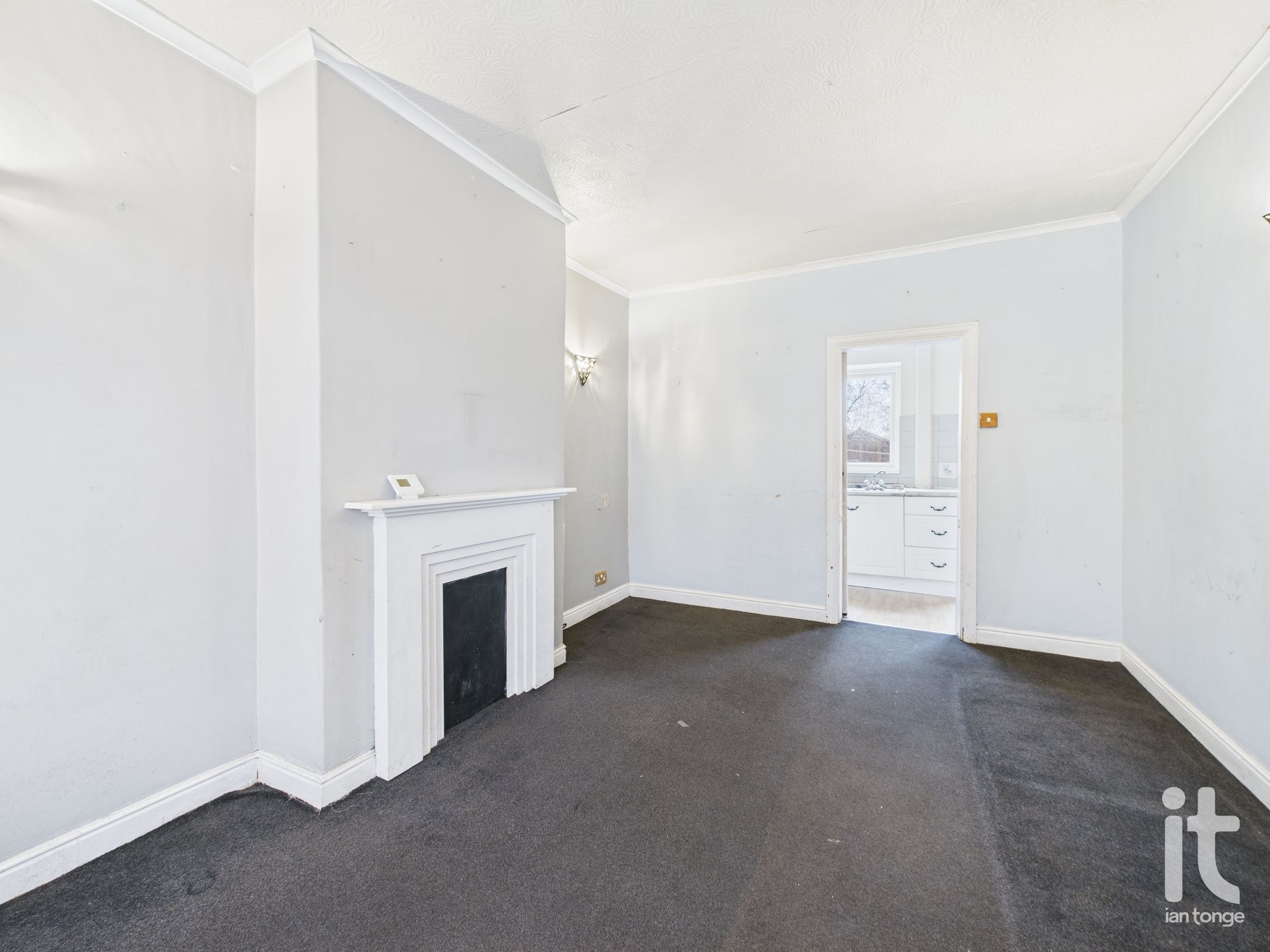 2 bedroom semi-detached house For Sale in Stockport - Photograph 6.