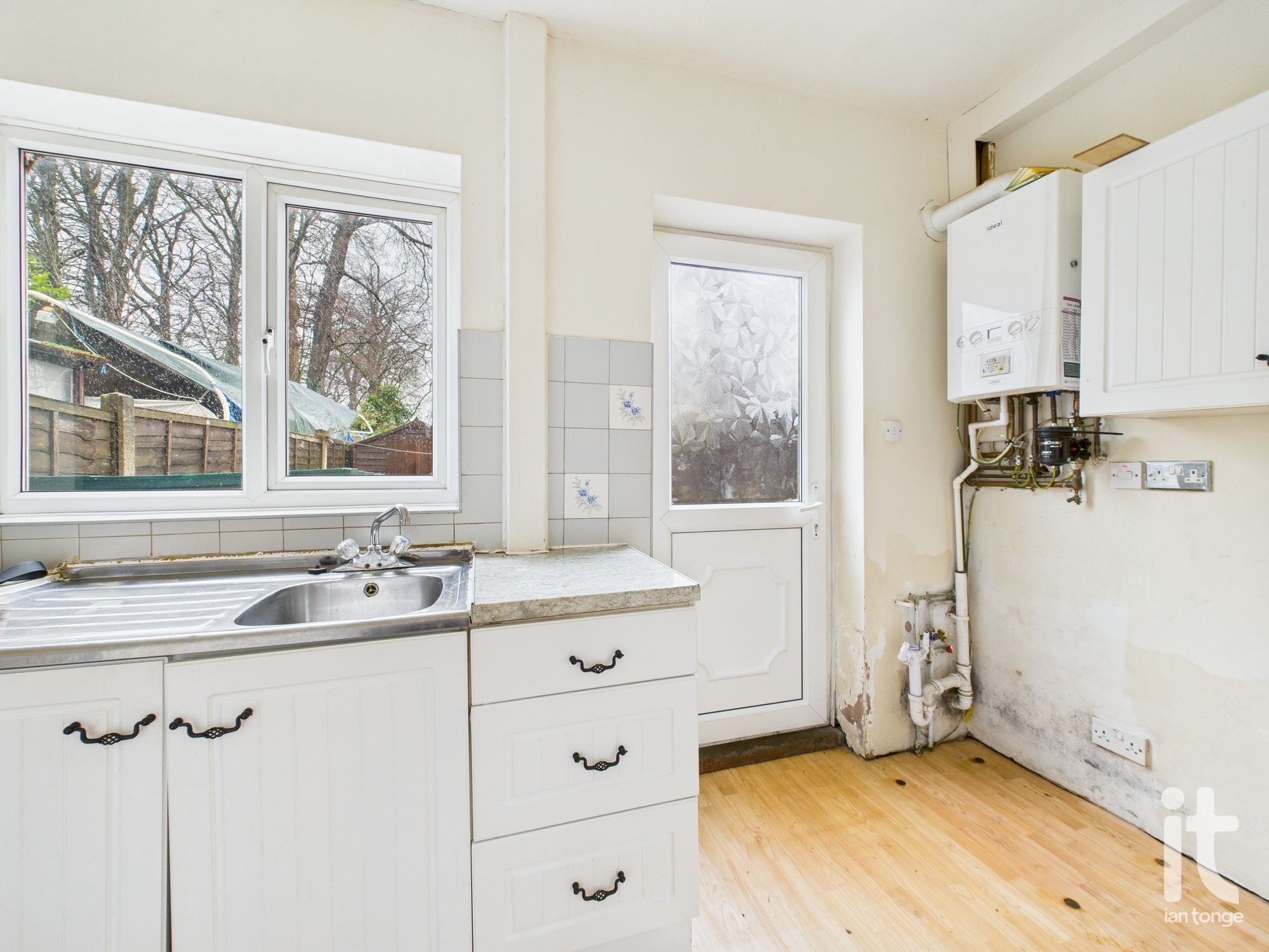 2 bedroom semi-detached house For Sale in Stockport - Photograph 8.