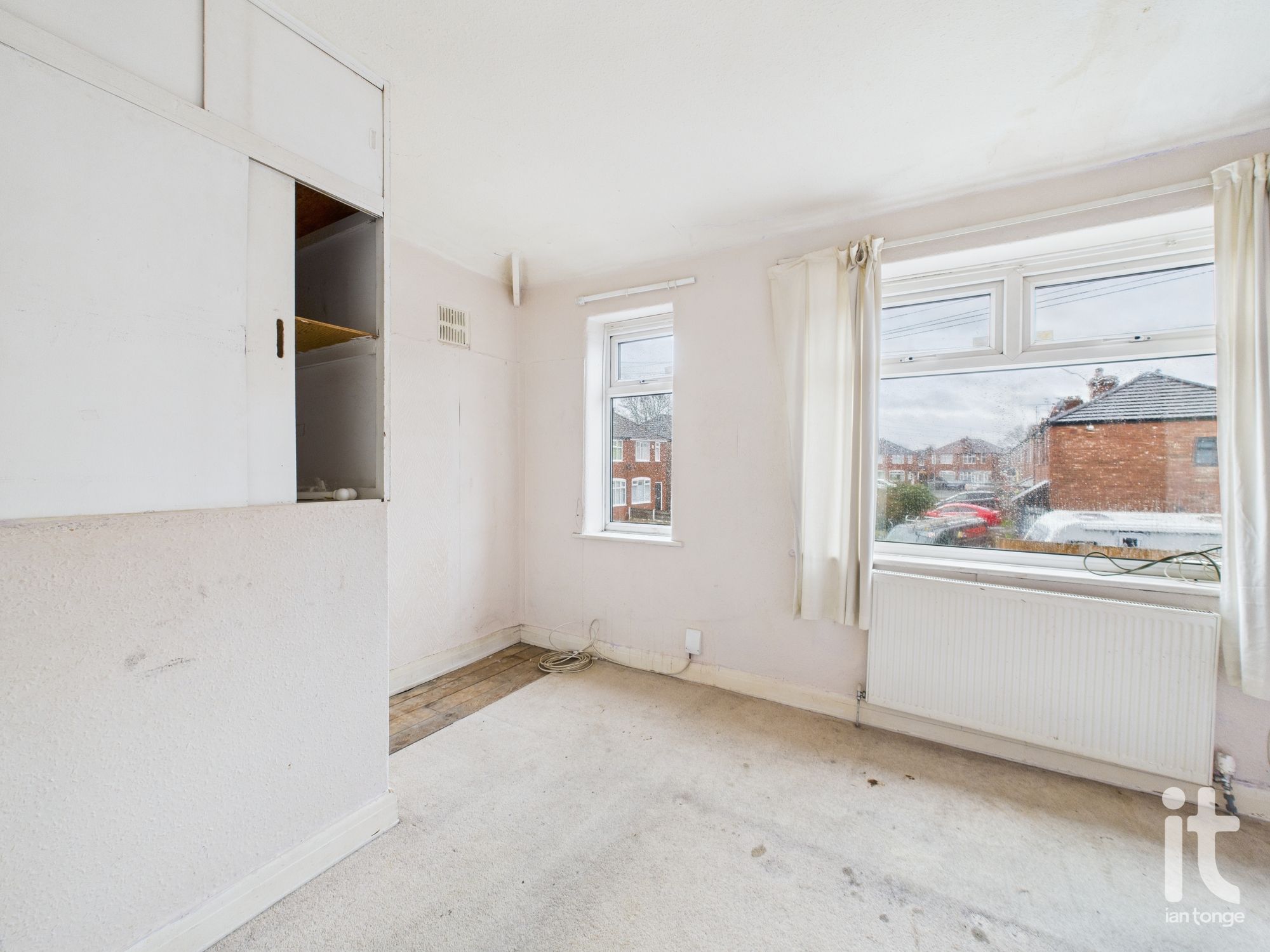 2 bedroom semi-detached house For Sale in Stockport - Photograph 9.