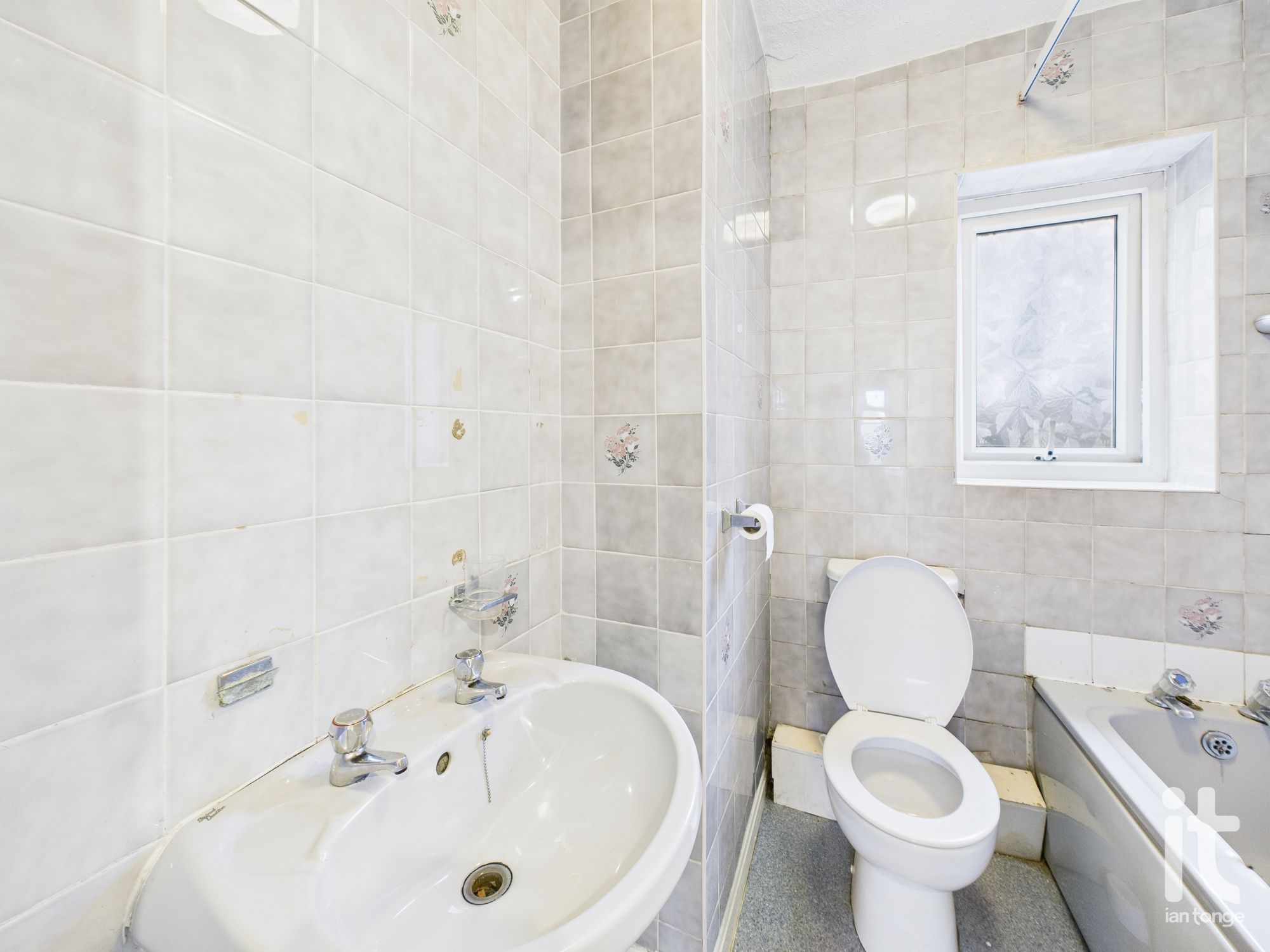 2 bedroom semi-detached house For Sale in Stockport - Photograph 12.