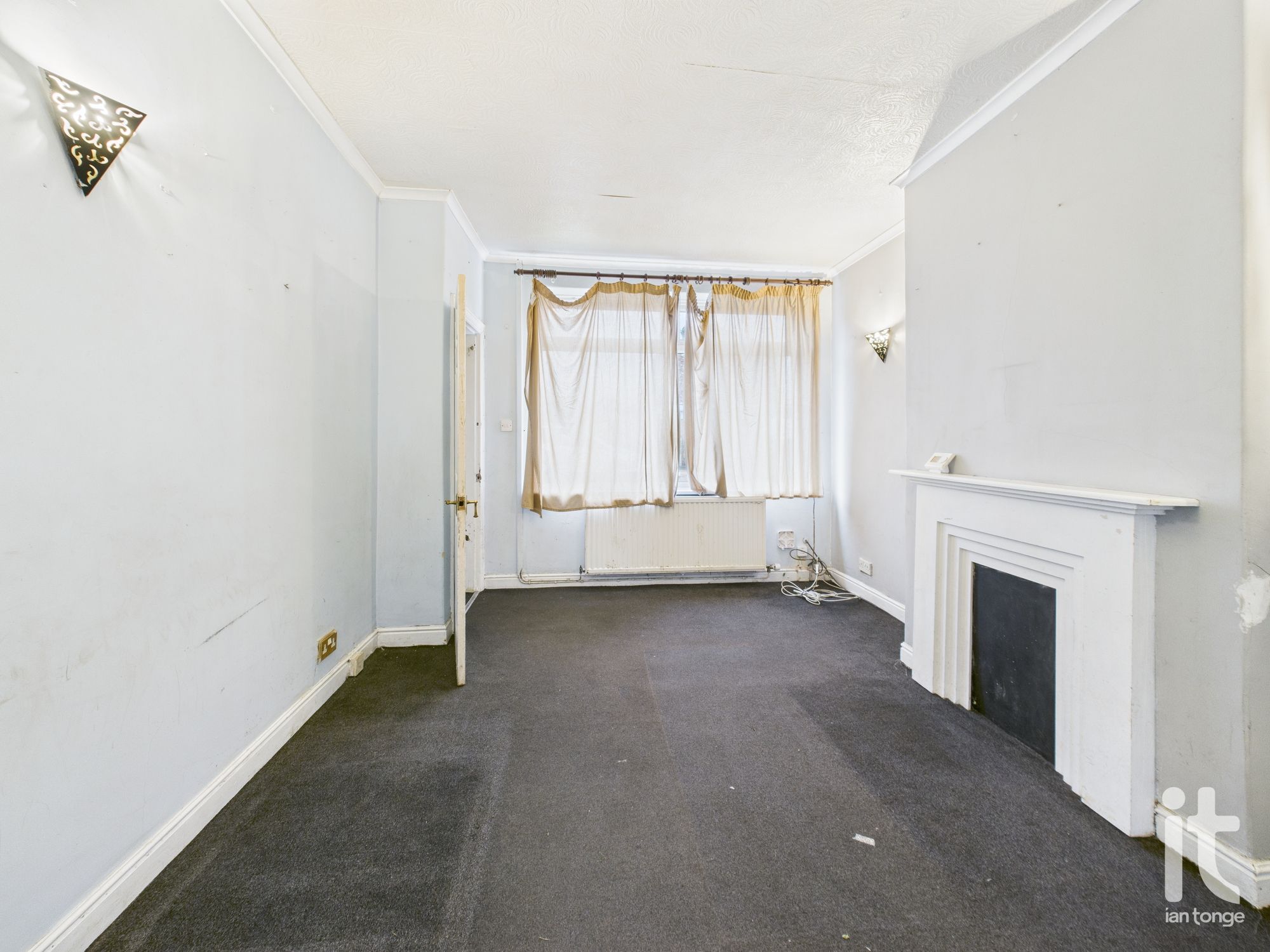 2 bedroom semi-detached house For Sale in Stockport - Photograph 7.