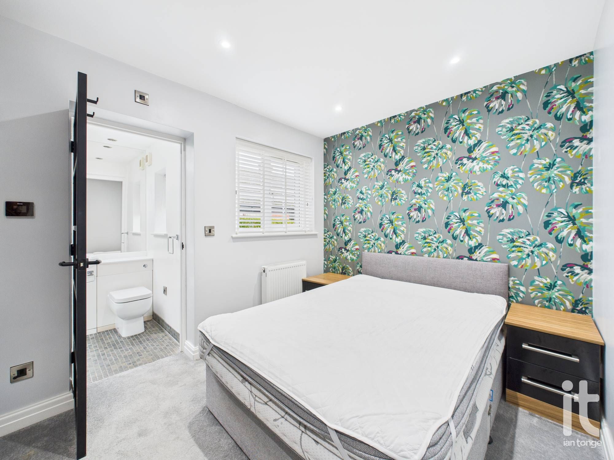 3 bedroom detached bungalow To Let in Stockport - Photograph 9.