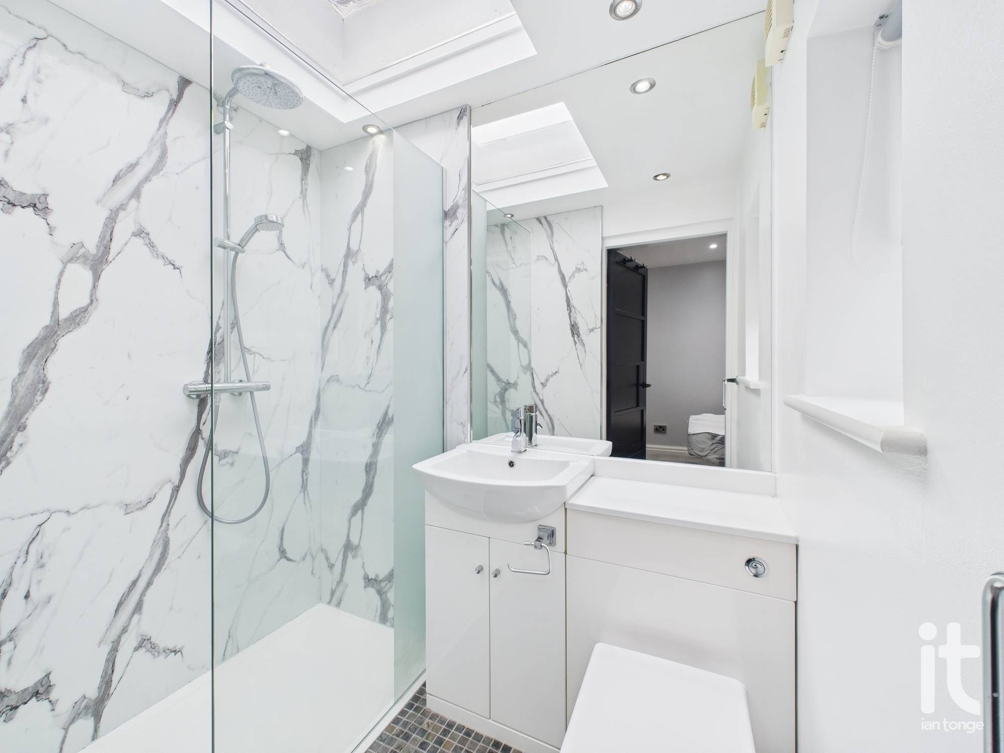 3 bedroom detached bungalow To Let in Stockport - Photograph 10.