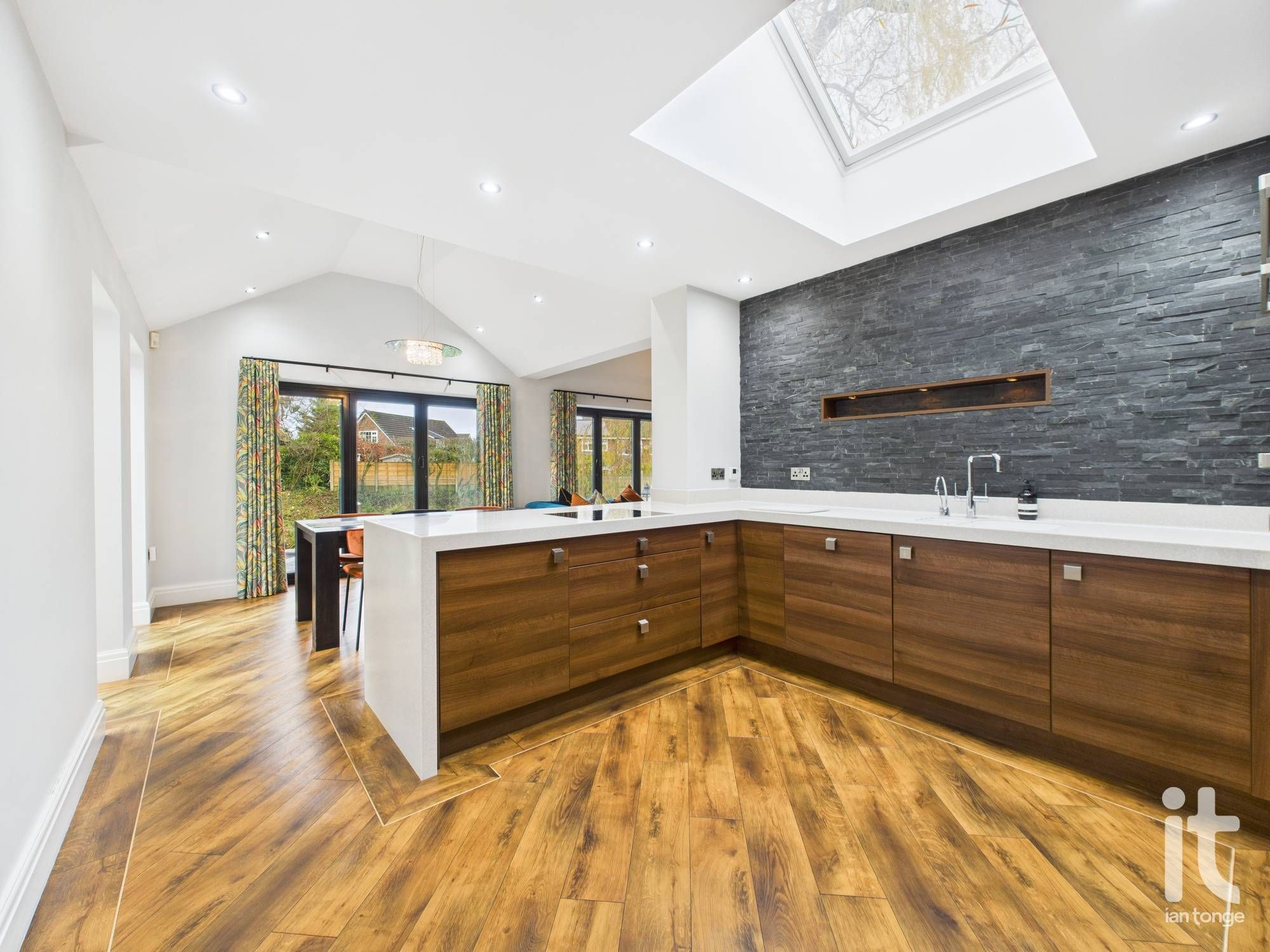 3 bedroom detached bungalow To Let in Stockport - Photograph 15.