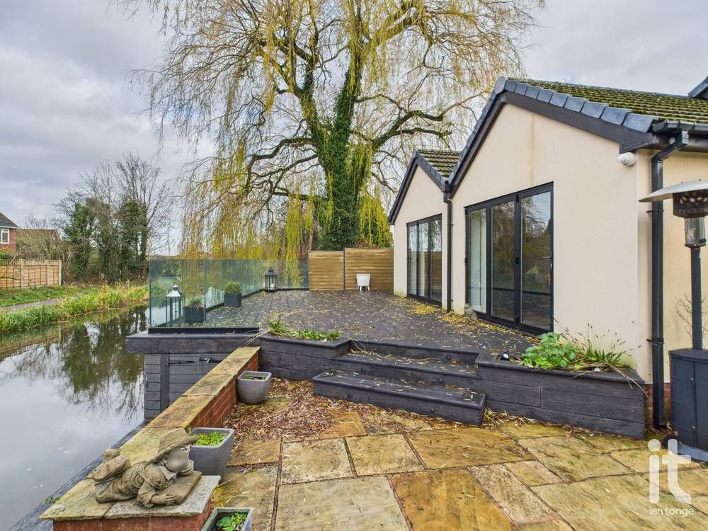 3 bedroom detached bungalow To Let in Stockport - Photograph 2.